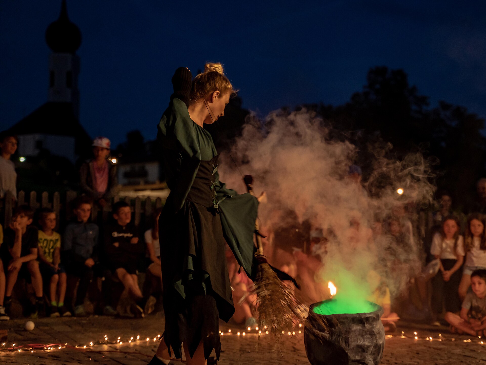 Traveller And The Sauce “Flames of Wonder: A Fire Fairytale”-spettacolo di fuoco Castelrotto 2 suedtirol.info