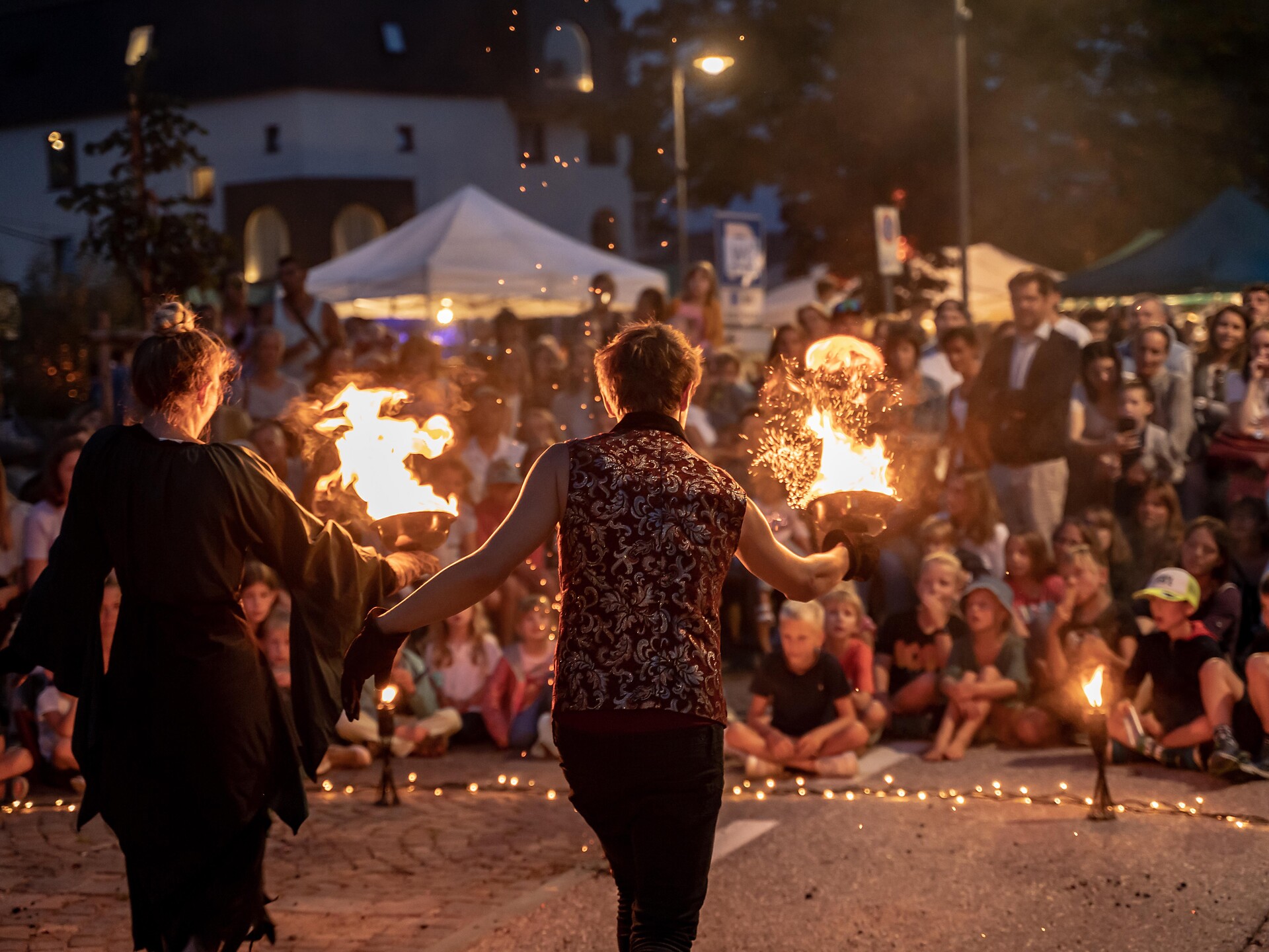 Traveller And The Sauce “Flames of Wonder: A Fire Fairytale”-spettacolo di fuoco Castelrotto 1 suedtirol.info