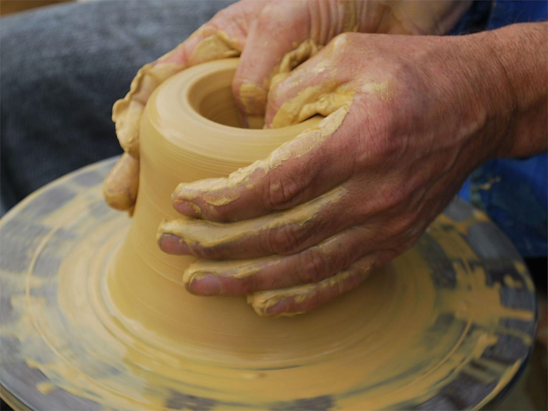 Pottery workshop (for children 6 years old and up) 2025 Kaltern an der Weinstraße/Caldaro sulla Strada del Vino 1 suedtirol.info