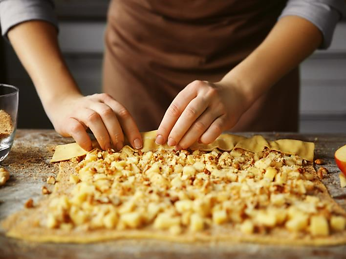 Let's Bake the traditional "Strudel" at Frau Elisabeth Home Toblach/Dobbiaco 1 suedtirol.info