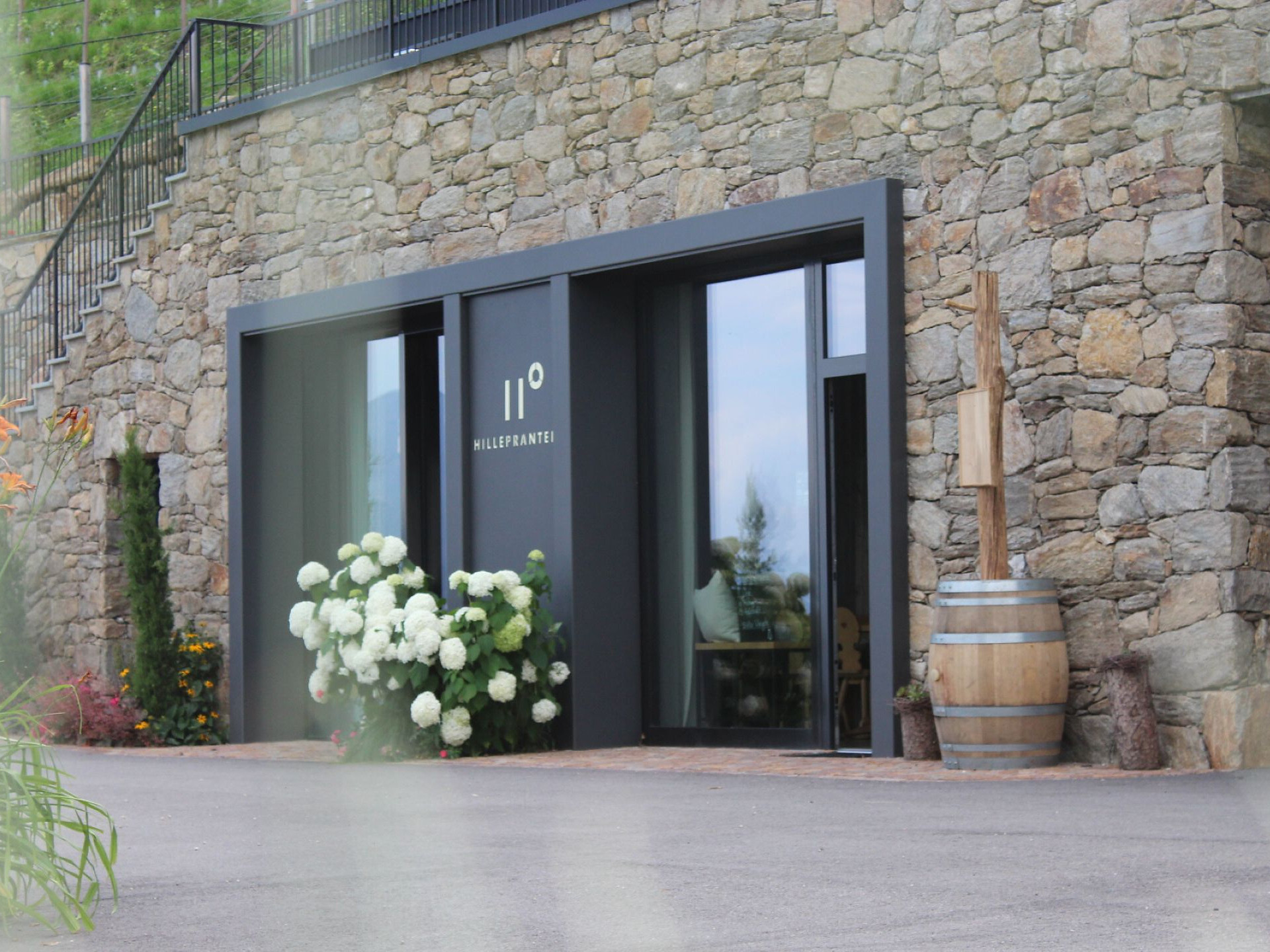 UNSERE WELT DES WEINES-Weinkellerführung und Verkostung im Weingut Hillepranter - Meran und Umgebung - #2 - suedtirol.info