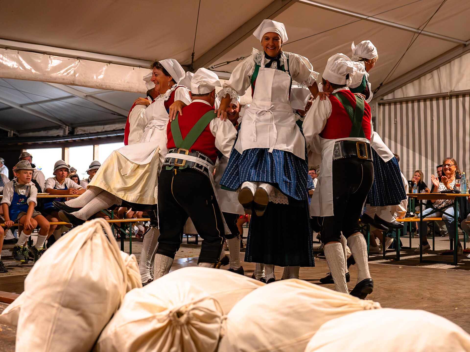 Uriger Folklore-Abend Karneid 2 suedtirol.info