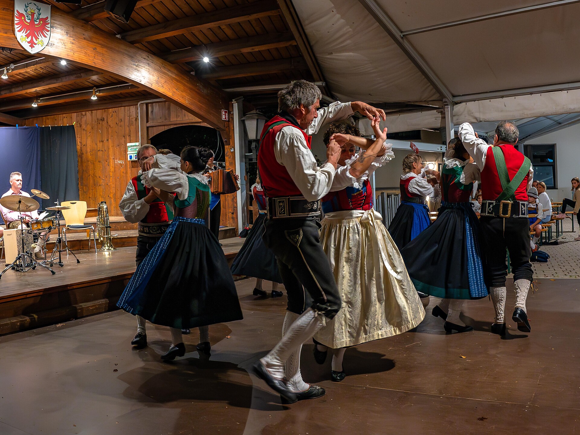 Uriger Folklore-Abend Karneid 3 suedtirol.info