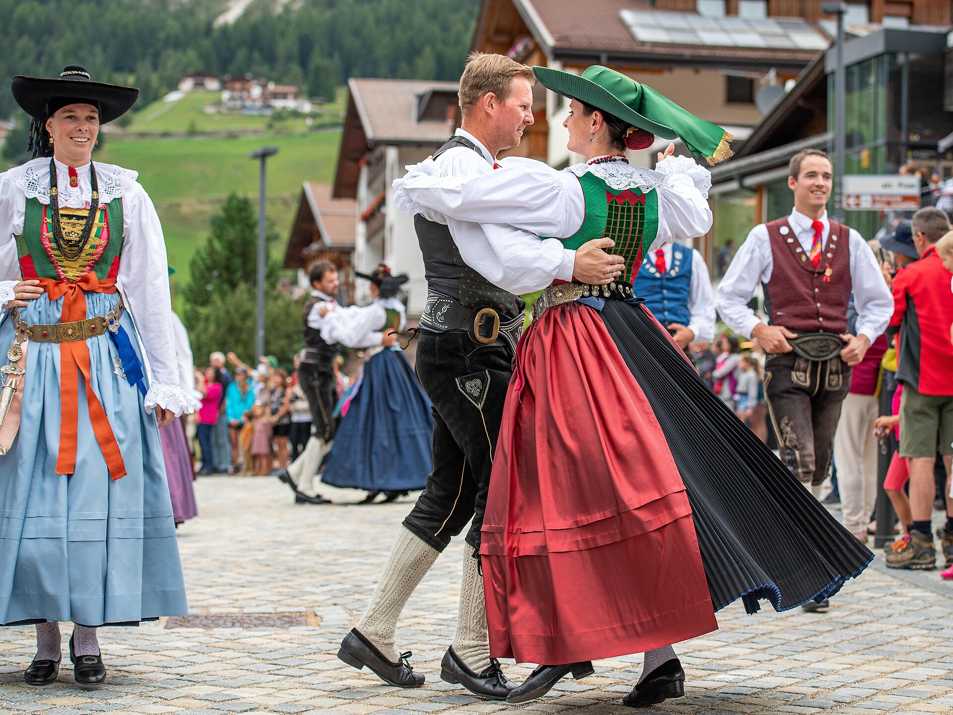 Folklore dance night with the dance group from Ortisei - Dolomites Region Val Gardena - #1 - suedtirol.info