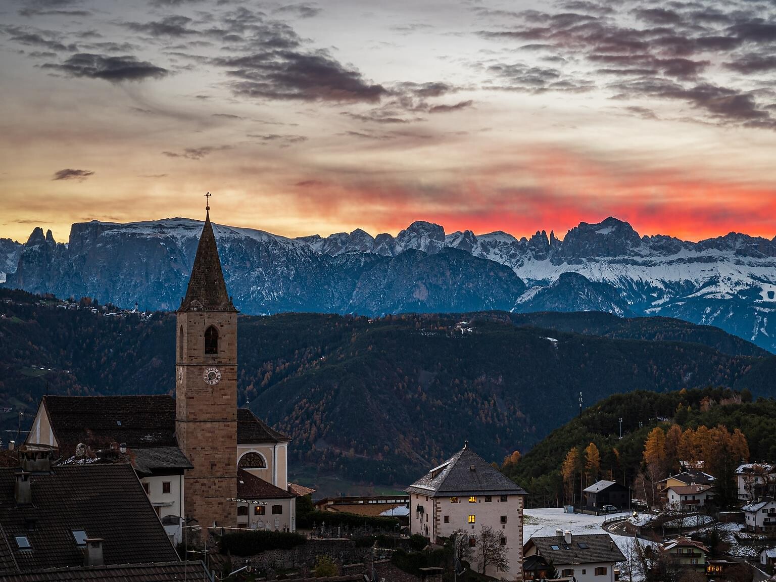 Verkaufsstand der Hofkäserei "Außerrassen" im Dorfzentrum/Jenesien - Bozen und Umgebung - #1 - suedtirol.info