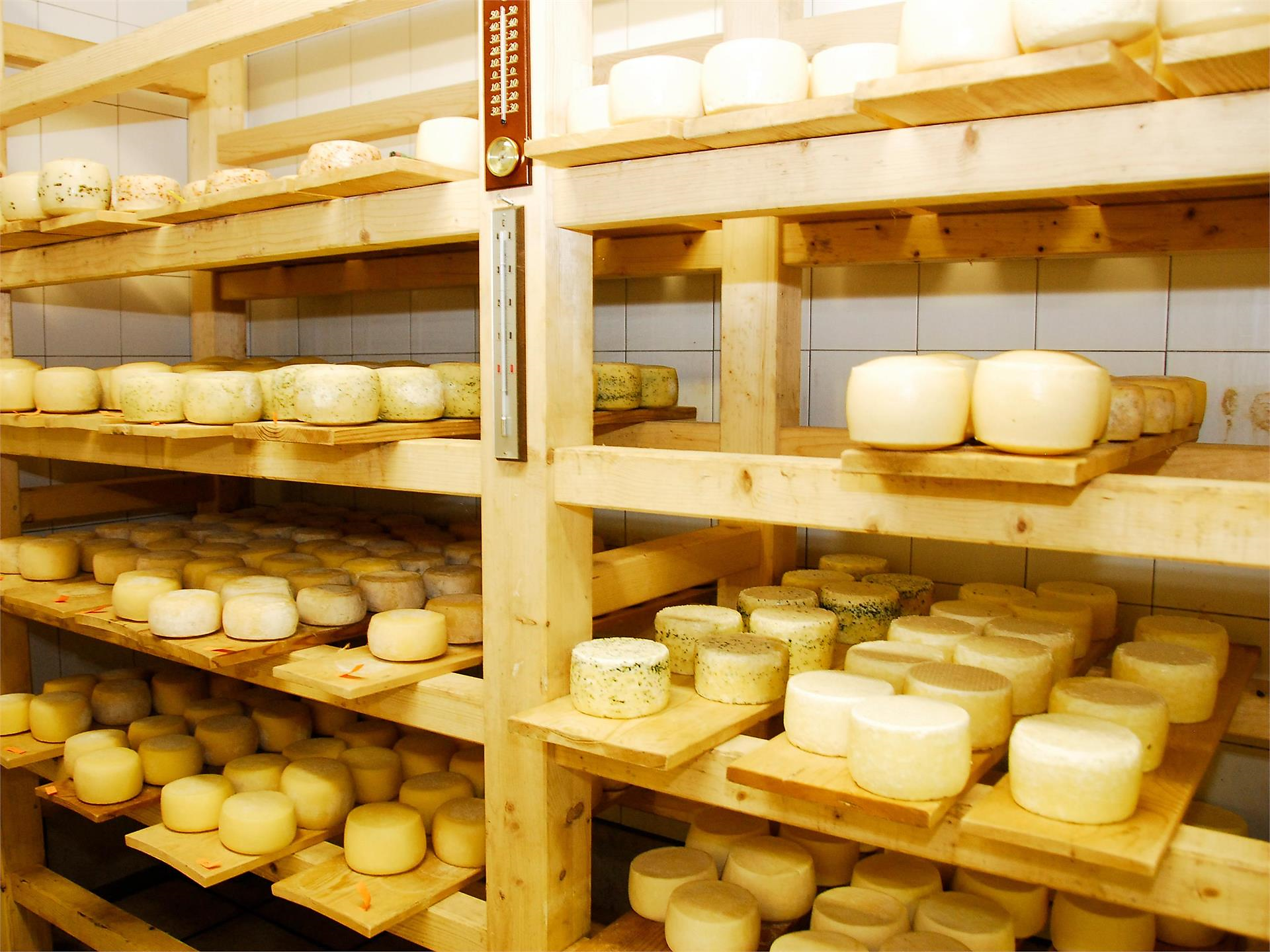 Sales stand farm cheese "Außerrassen" in the village centre/San Genesio Jenesien/San Genesio Atesino 2 suedtirol.info