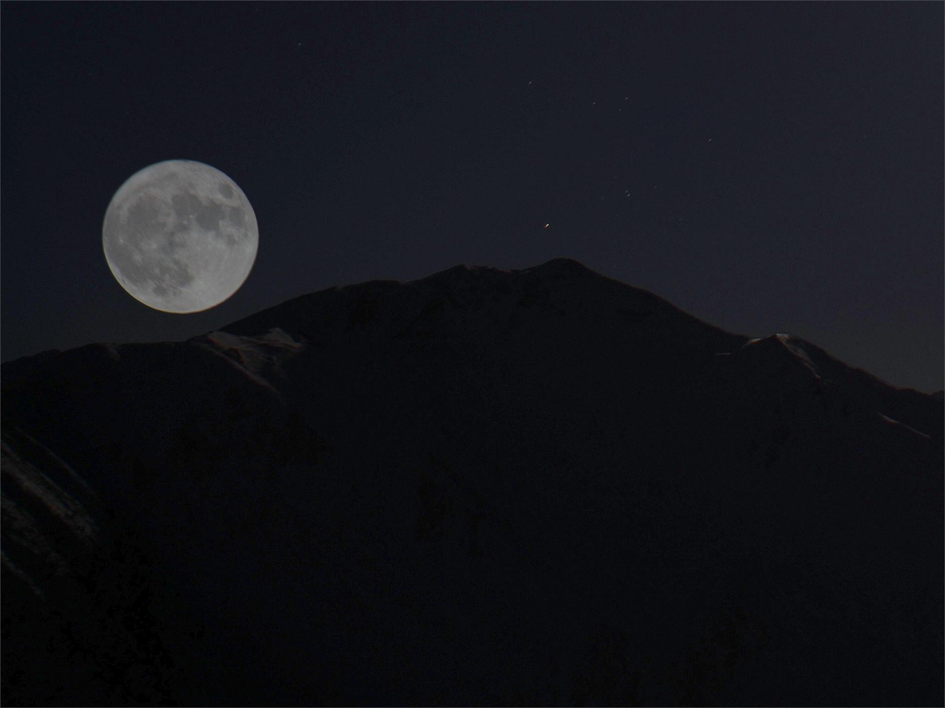 Escursione sotto la luna alla luce delle lanterne a Braies Braies 1 suedtirol.info