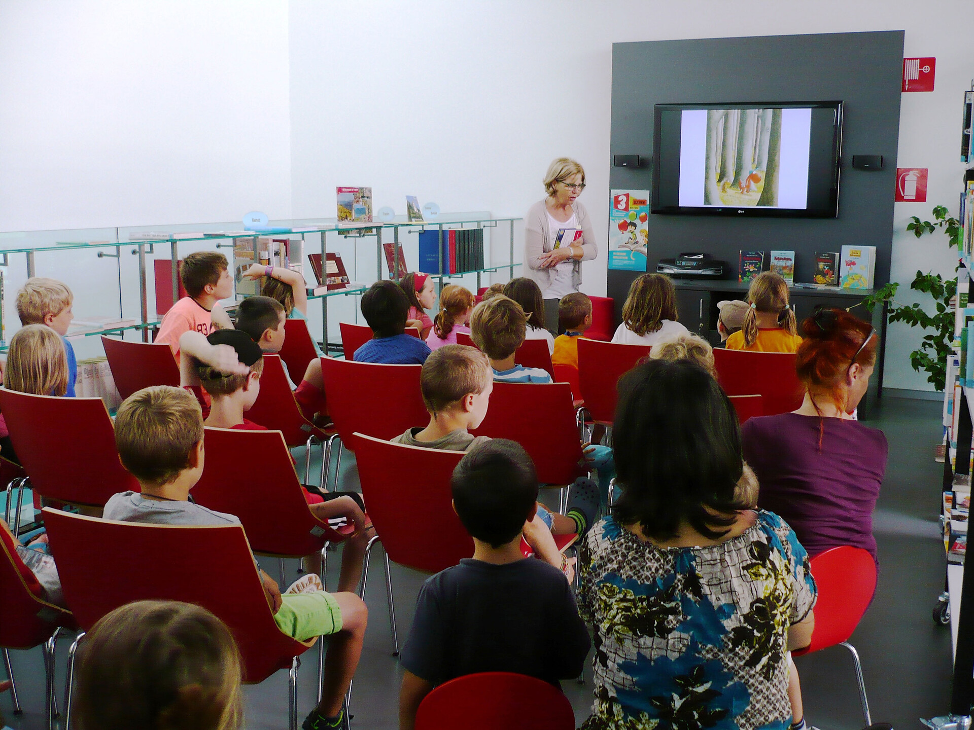 Vorleseaktion in der Bibliothek Tramin Tramin an der Weinstraße 1 suedtirol.info