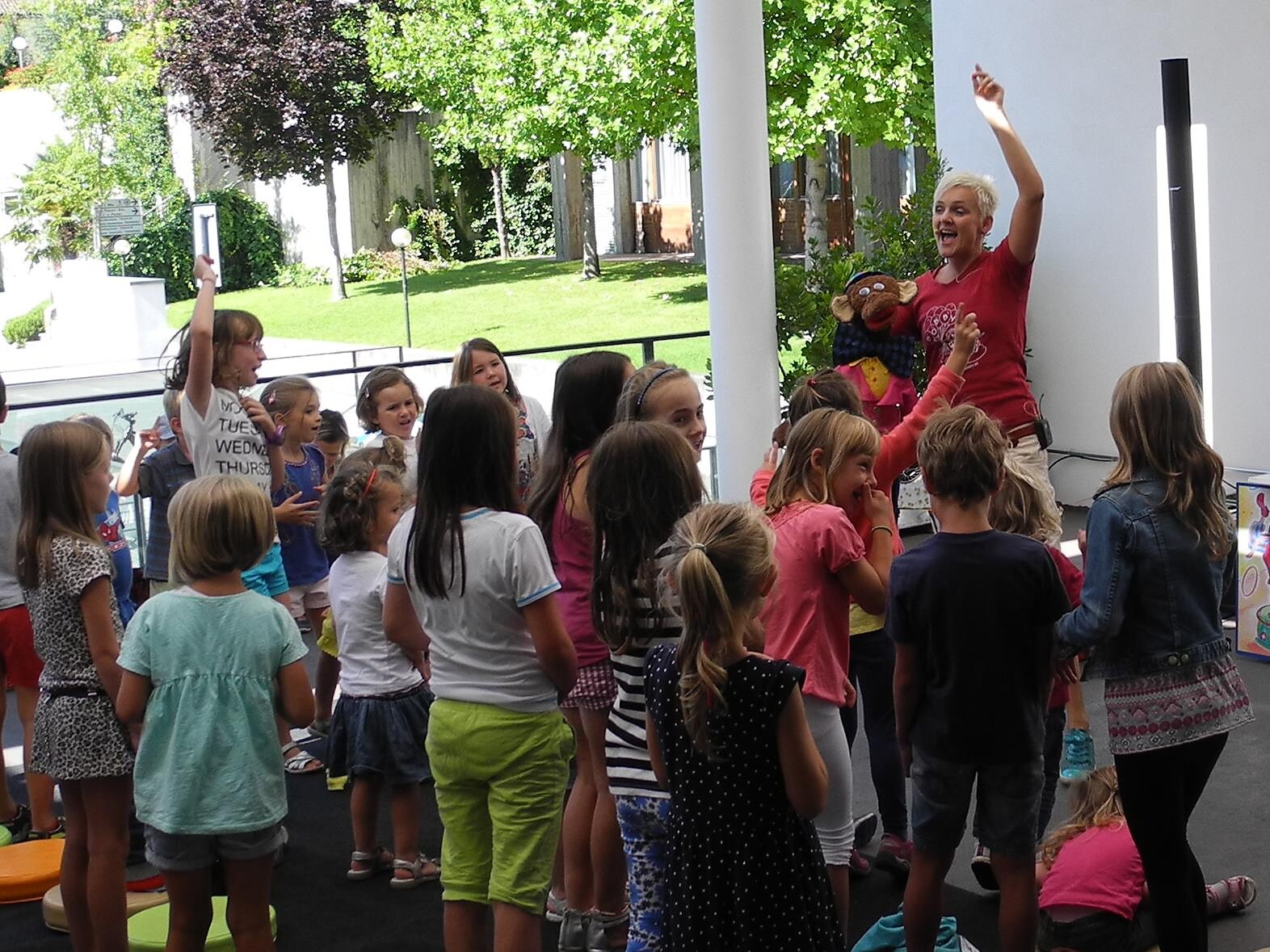 Vorleseaktion in der Bibliothek Tramin Tramin an der Weinstraße 2 suedtirol.info