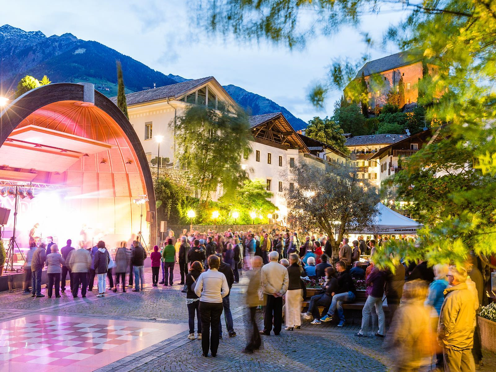 Sommerabend mit der Band "Holladuo" in Verdins Schenna 2 suedtirol.info
