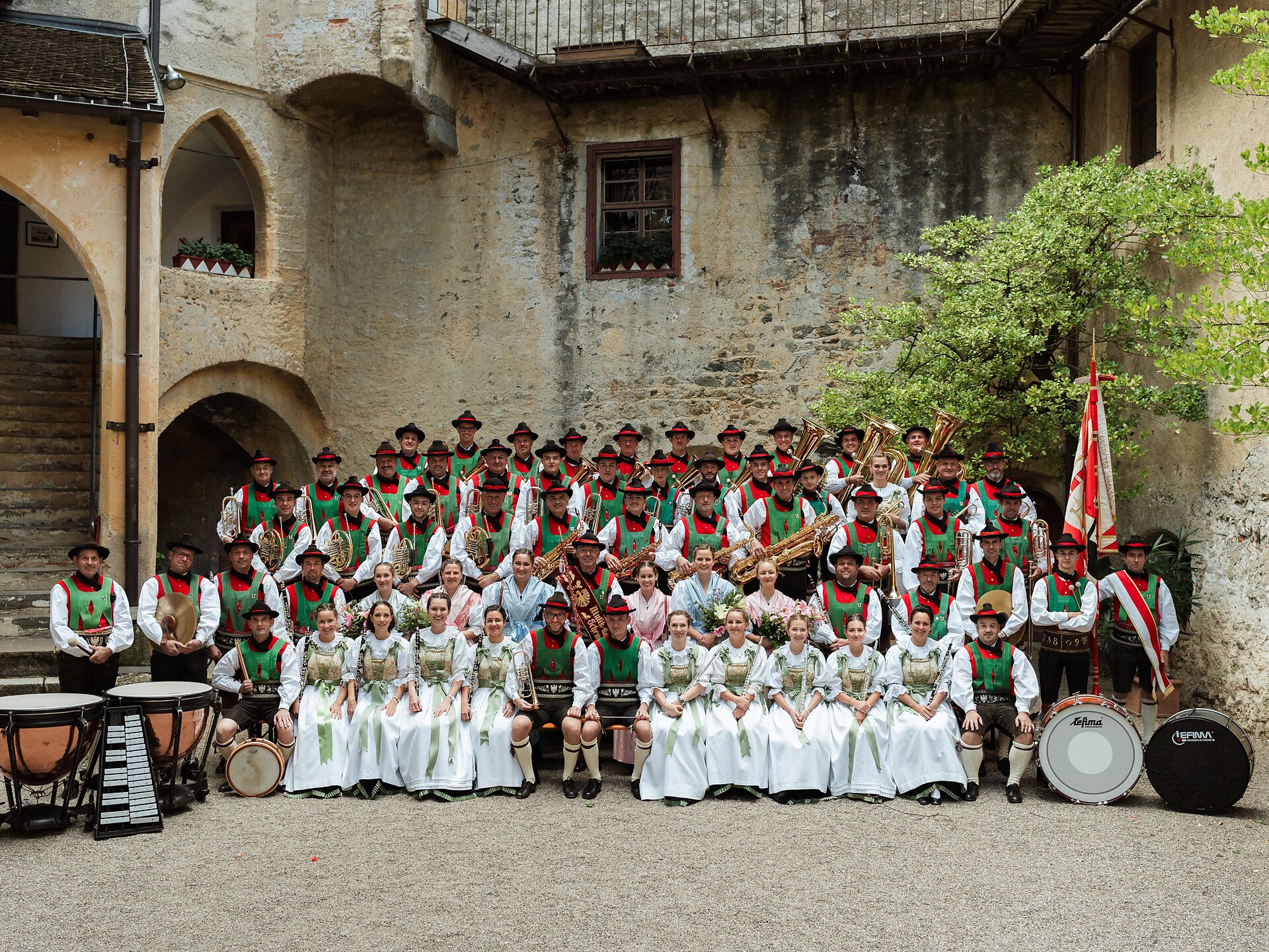 Concerto della banda musicale di Scena in Piazza Raiffeisen Scena 1 suedtirol.info