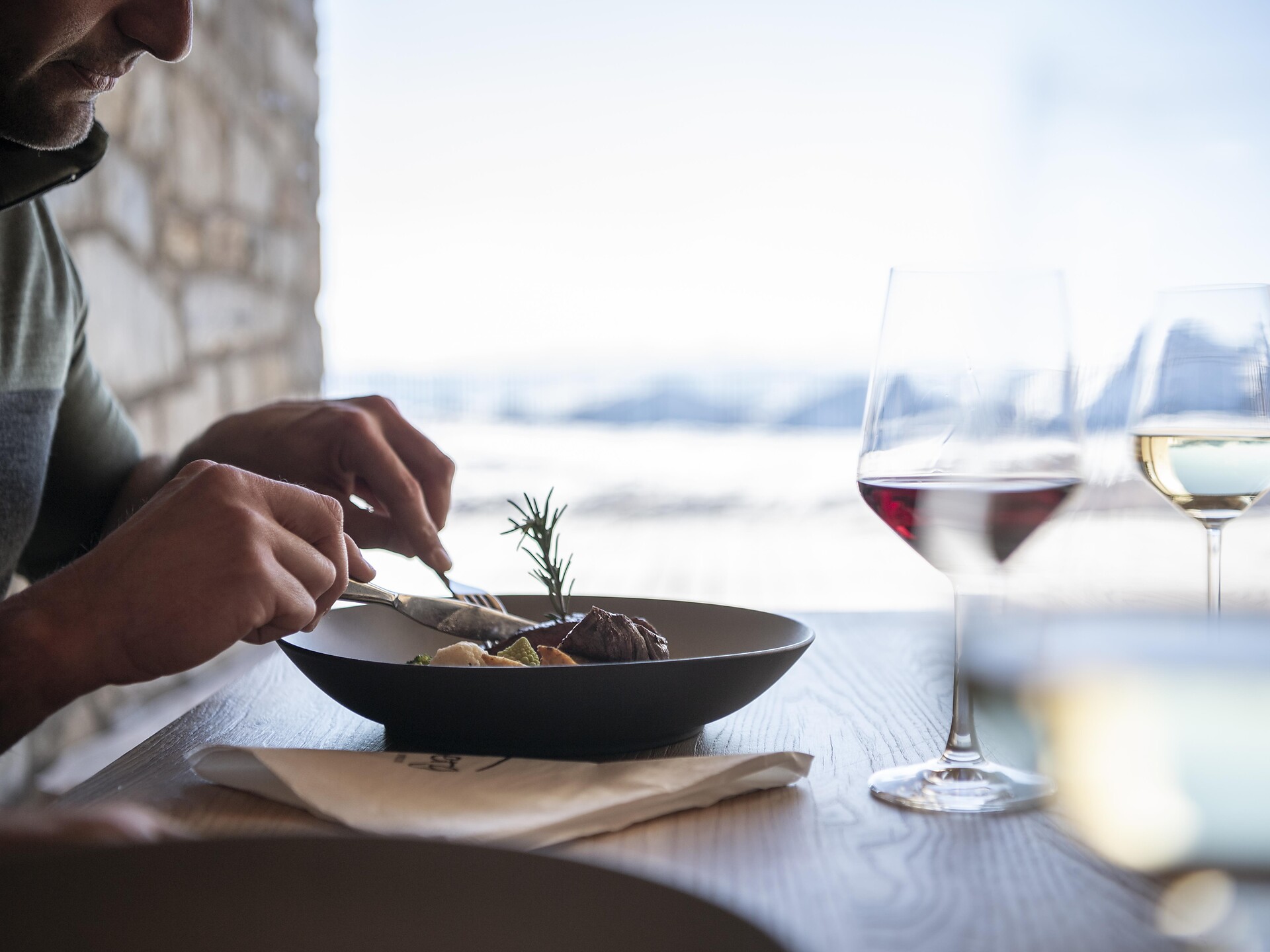 Selvaggina & vino & musica Scena 1 suedtirol.info