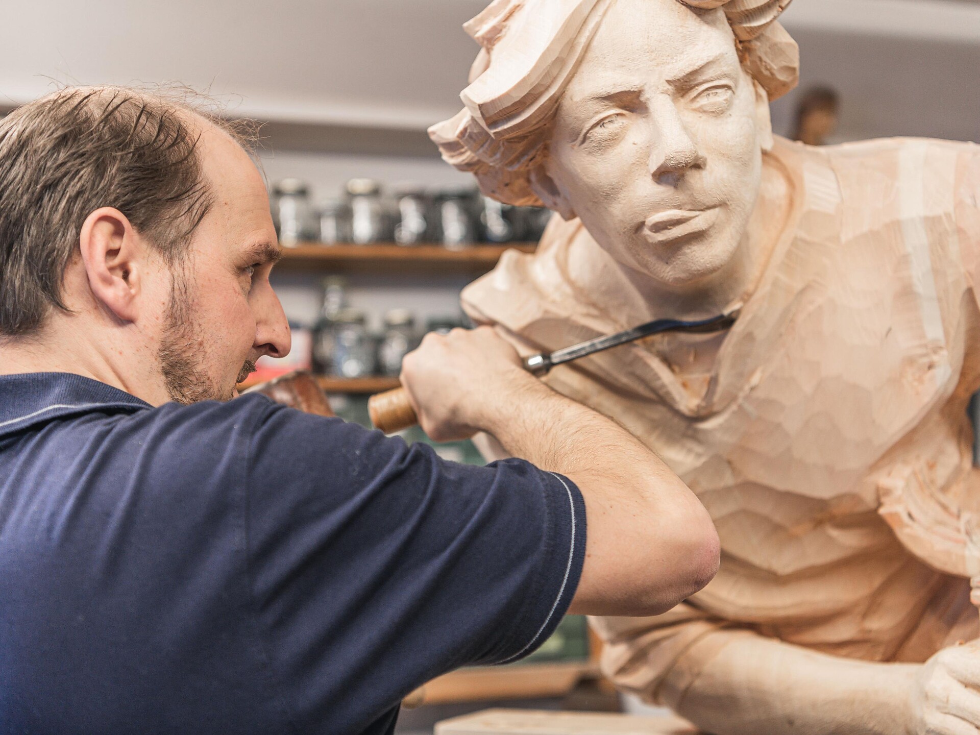 Dove si crea l’arte: visita di una bottega artigianale Ortisei 2 suedtirol.info