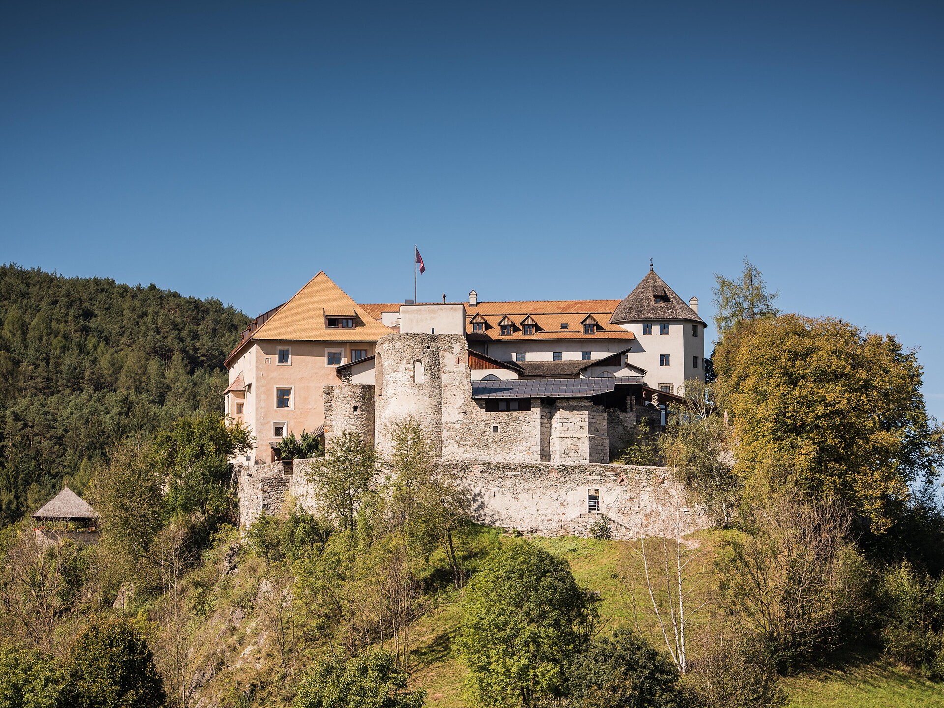 Wanderung zur Sonnenburg - Wo Panorama und Geschichte aufeinandertreffen - Dolomitenregion Kronplatz - #2 - suedtirol.info