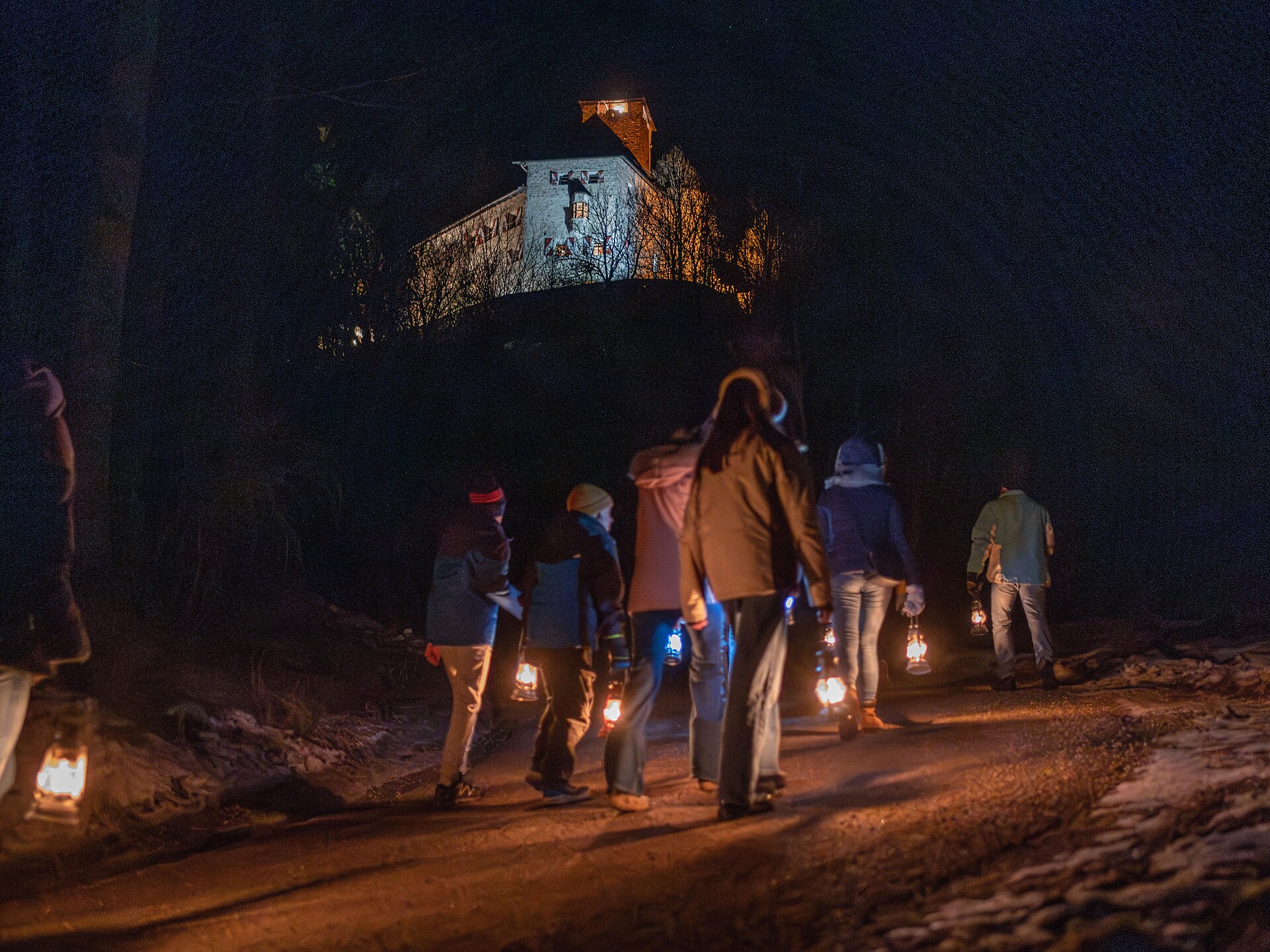 Winter-Laternenwanderung zum Schloss Neuhaus in Gais - Dolomitenregion Kronplatz - #1 - suedtirol.info