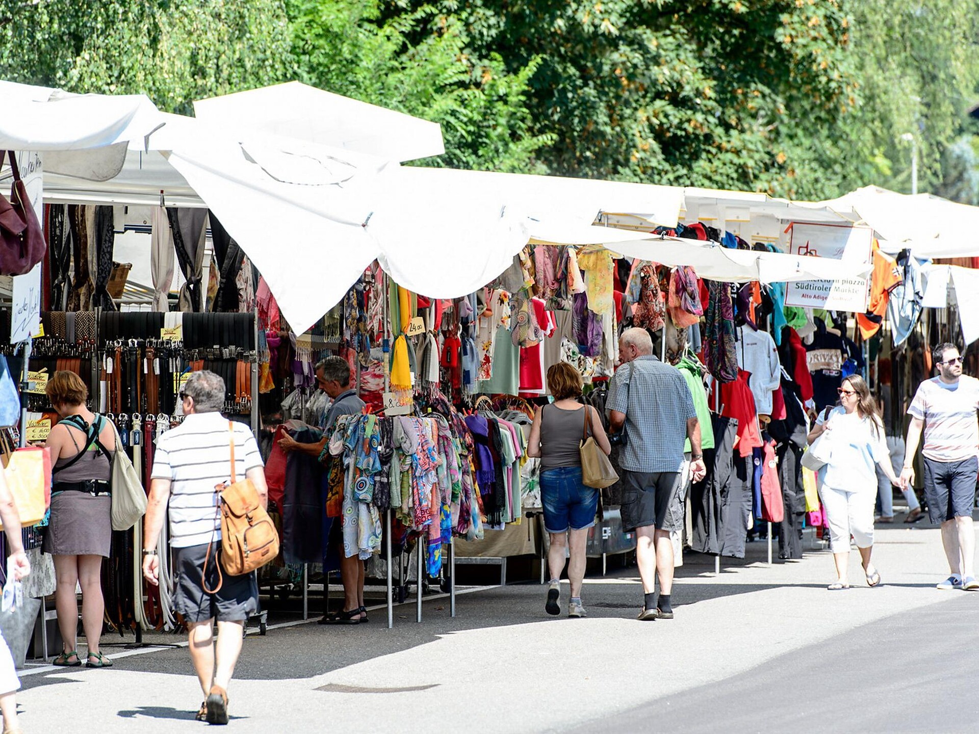 Weekly Market (clothing) Kaltern an der Weinstraße/Caldaro sulla Strada del Vino 1 suedtirol.info