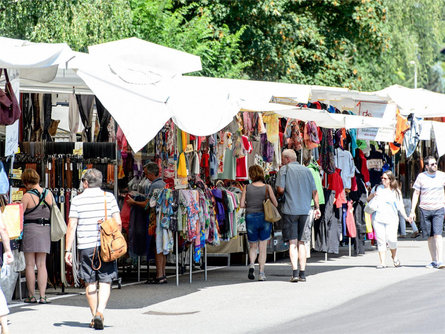 Wochenmarkt (Textilien) Kaltern an der Weinstraße 1 suedtirol.info