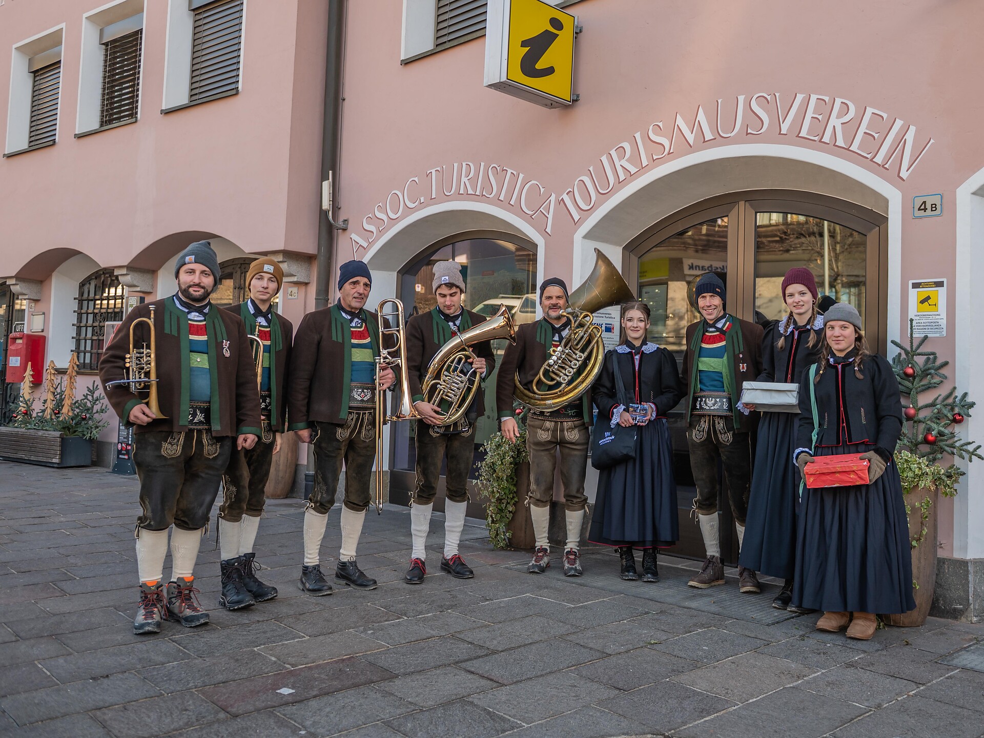 Weihnachtsblasen in allen 5 Fraktionen der Gemeinde Kiens - Dolomitenregion Kronplatz - #3 - suedtirol.info