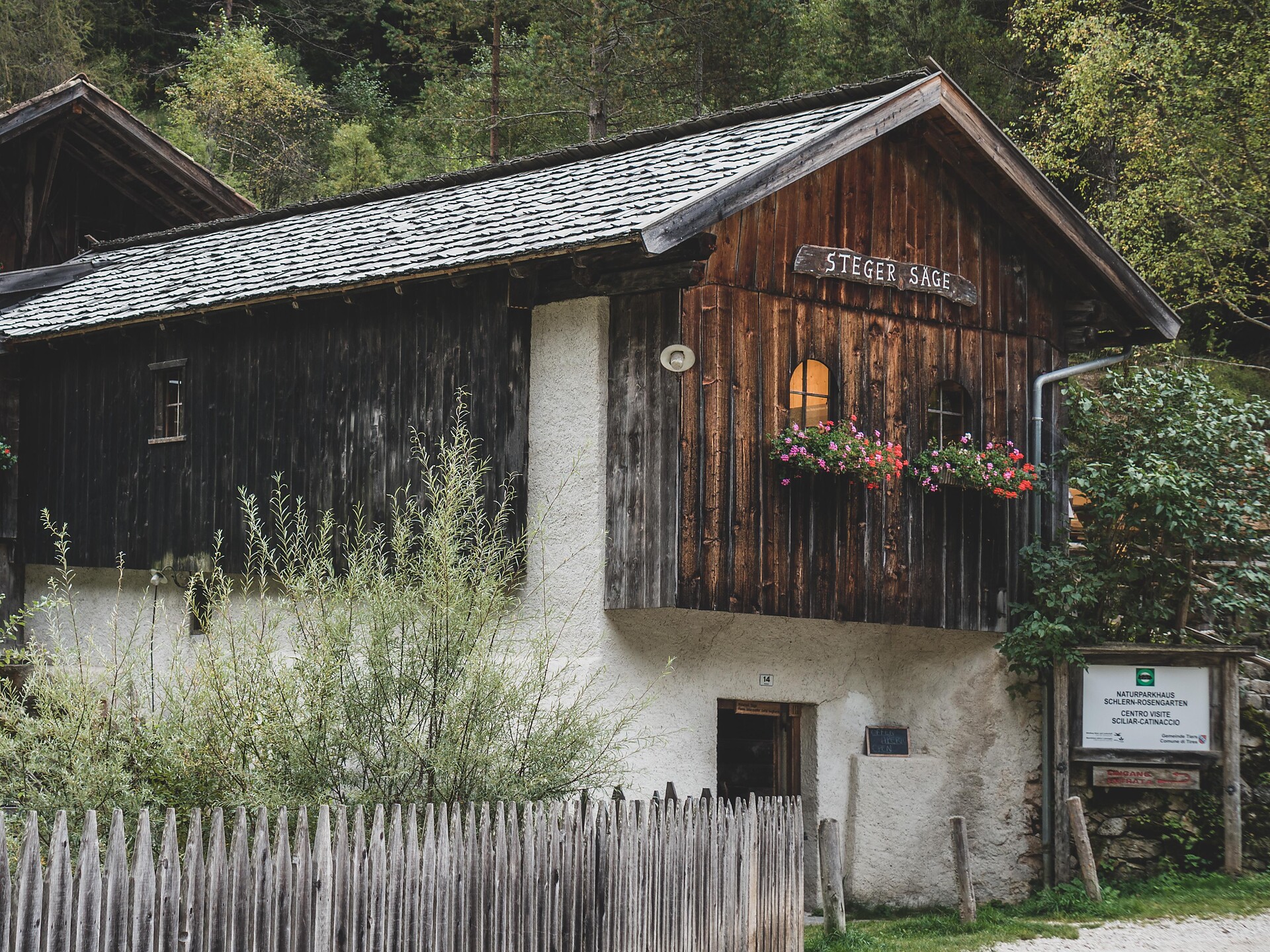 Escursione storica nella Val Ciamin con visita della segheria azionata ad acqua Tires al Catinaccio 3 suedtirol.info