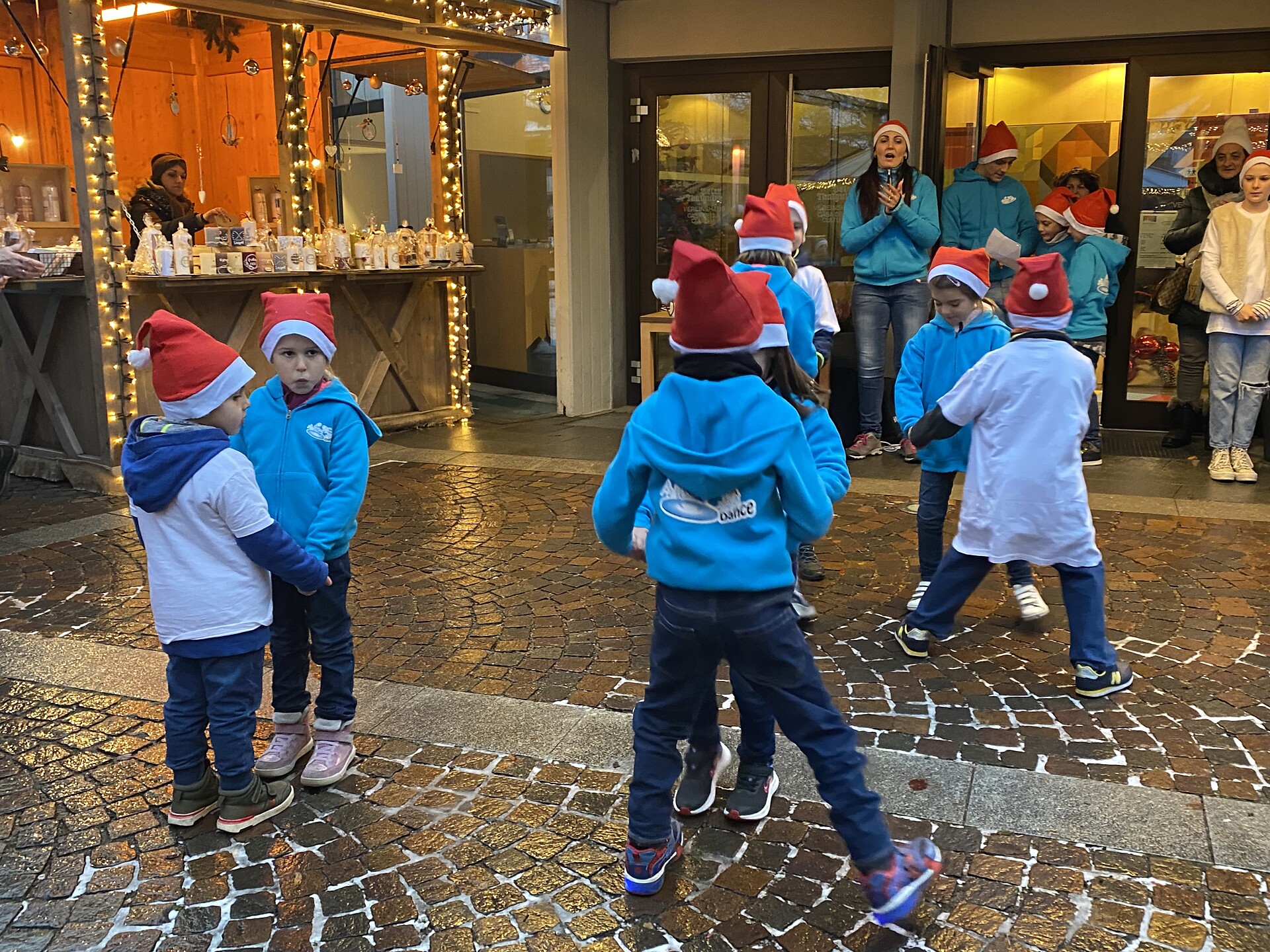 Weihnachtliche Mitmach-Tanzshow der Tanzschule Lunica - Meran und Umgebung - #2 - suedtirol.info