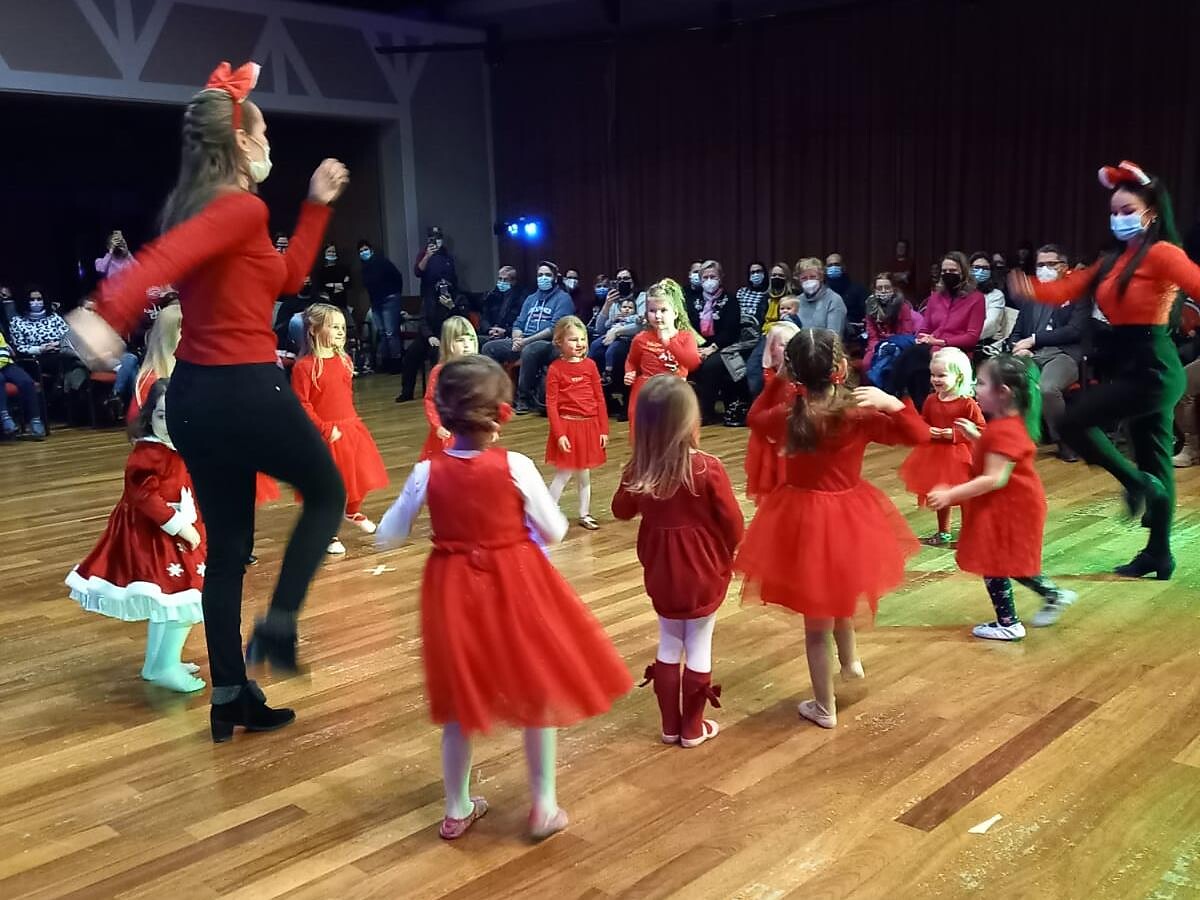 Weihnachtliche Mitmach-Tanzshow der Tanzschule Lunica - Meran und Umgebung - #1 - suedtirol.info