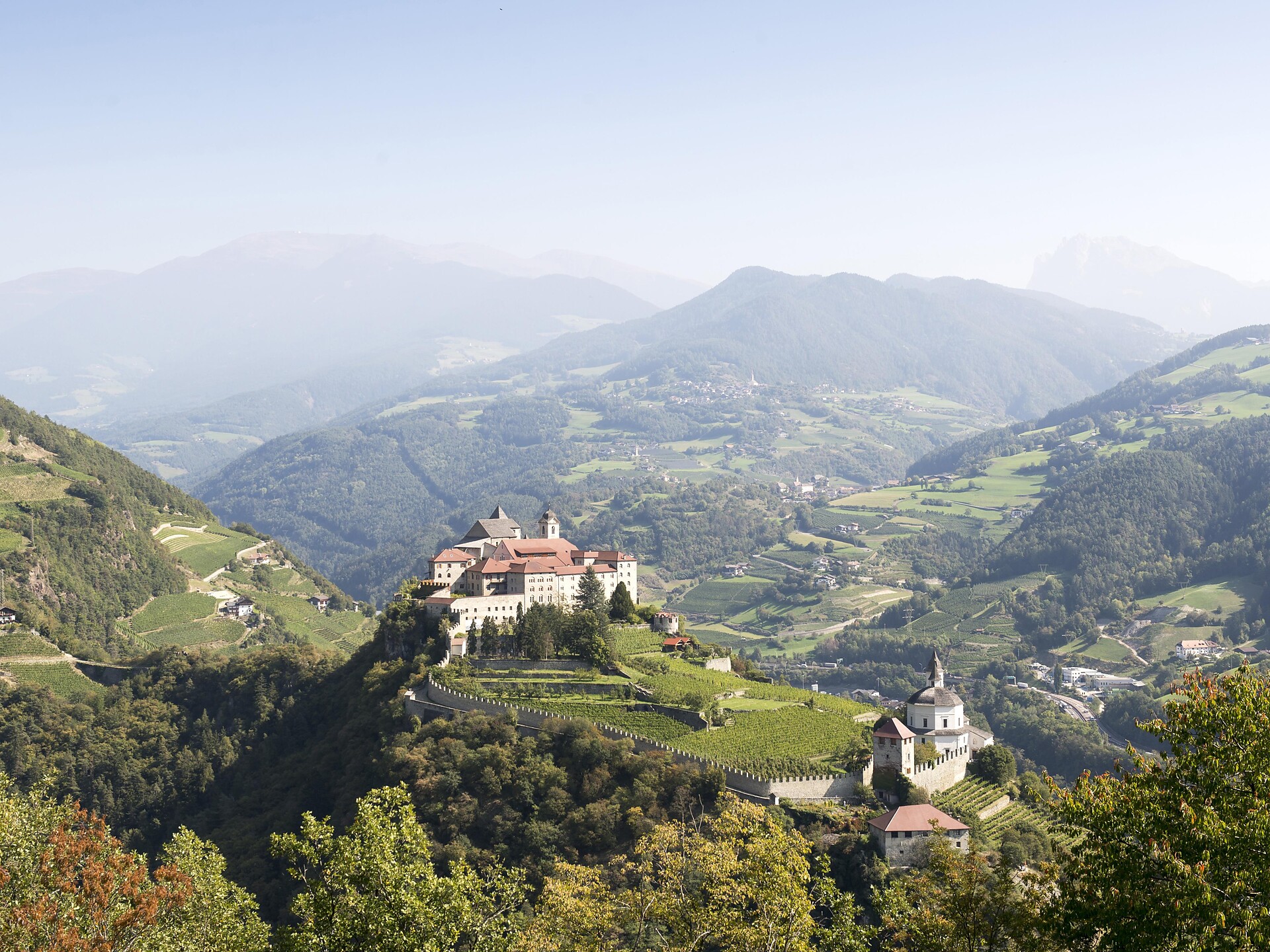 Wanderung zu den Barbianer Wasserfällen und Dreikirchen Schenna 1 suedtirol.info