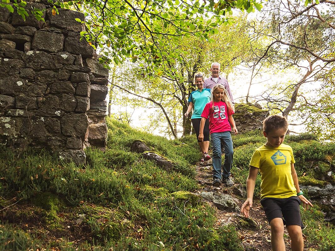 Sentiero dei castelli "Castelronda" San Genesio variazioine B Terlano 15 suedtirol.info