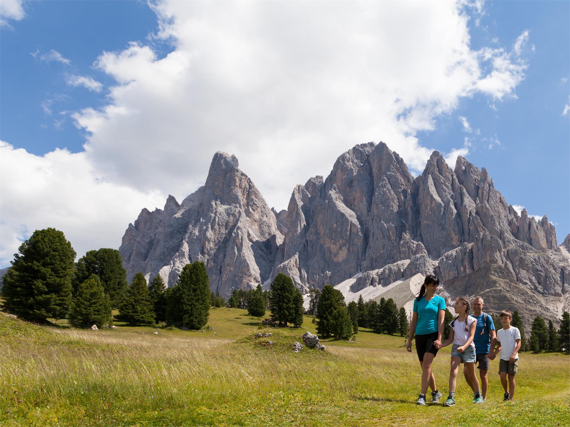 Der Munkelweg unter den Geislerspitzen Villnöss 2 suedtirol.info