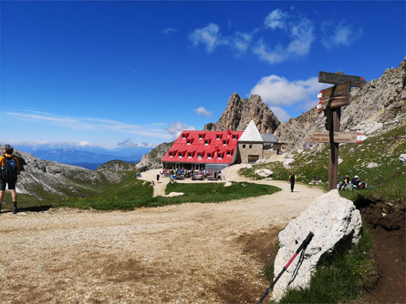 Dolomites World Heritage Geotrail II - Stage 4: from the Tierser Alpl Hut to Ortisei/St. Ulrich Kastelruth/Castelrotto 2 suedtirol.info