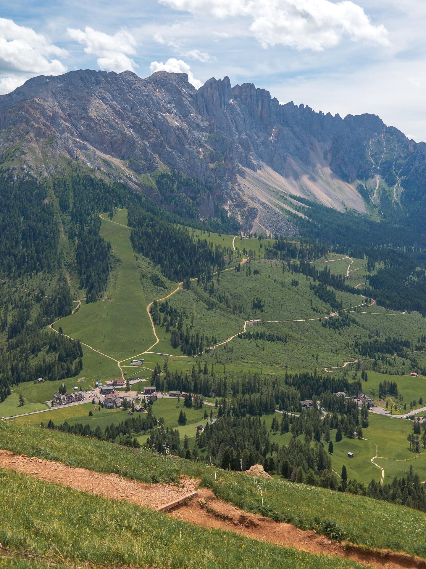 Sentiero verso il Monumento Christomannos con vista sul Latemar