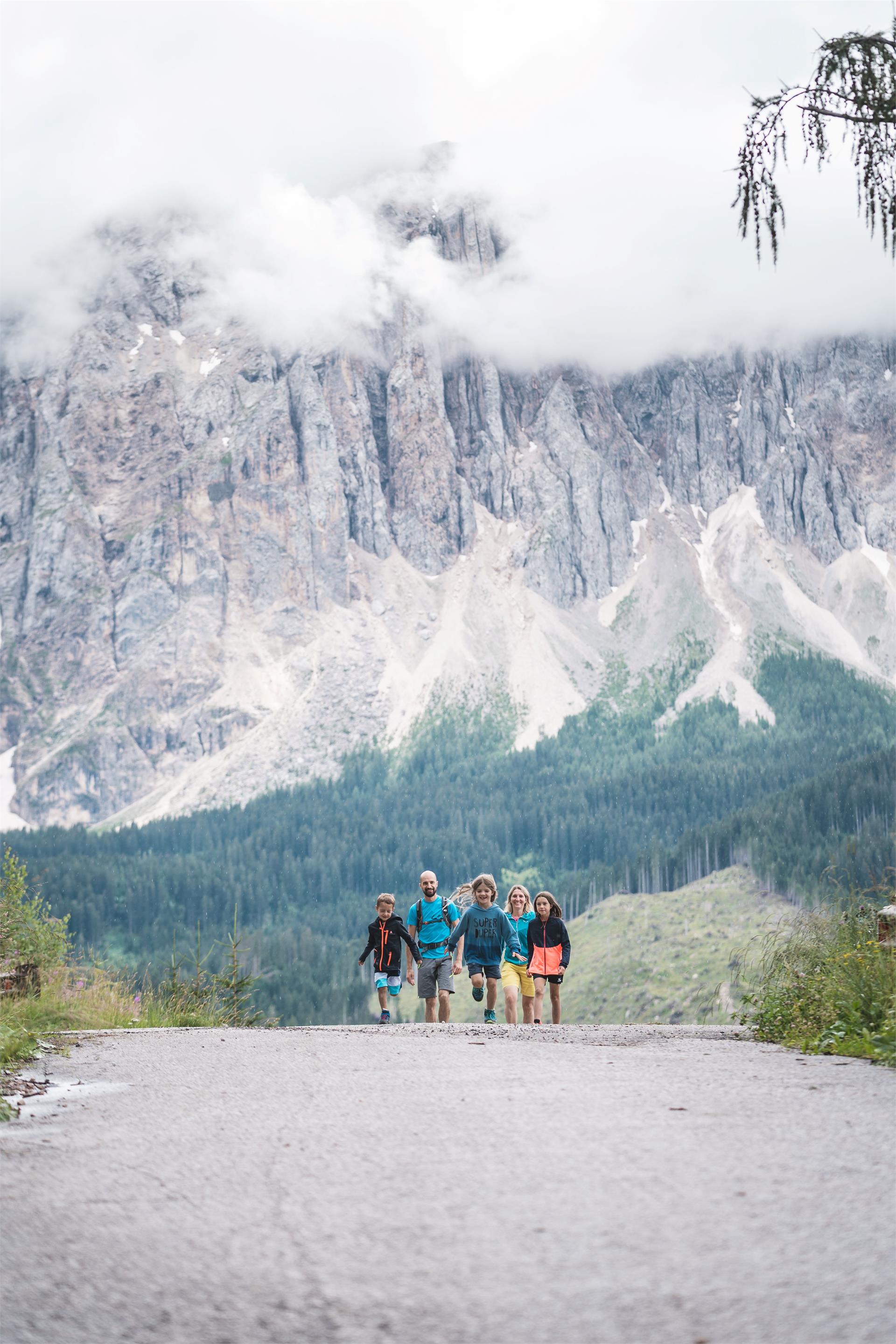 Familienwanderung von Karersee zum Elisabethdenkmal Welschnofen 3 suedtirol.info