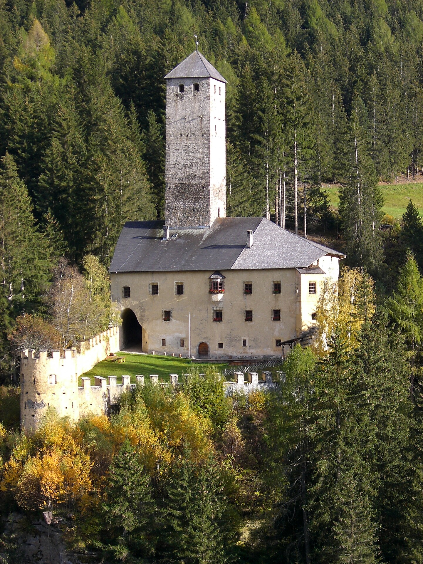 Monguelfo|Welsberg Castle