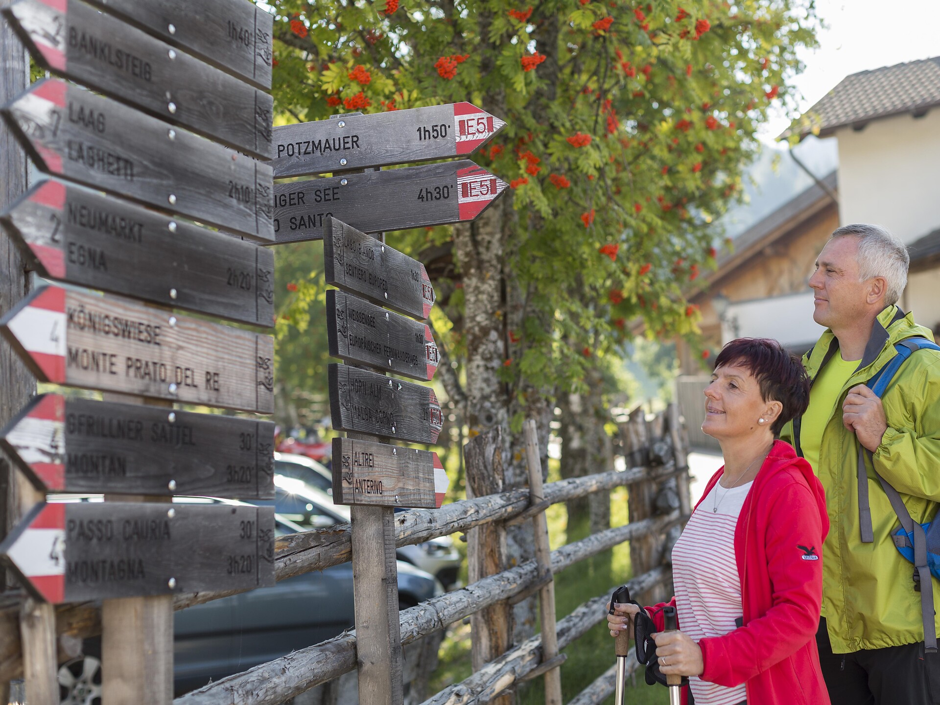 Wanderer auf dem Weg von Gfrill zur Königswiese