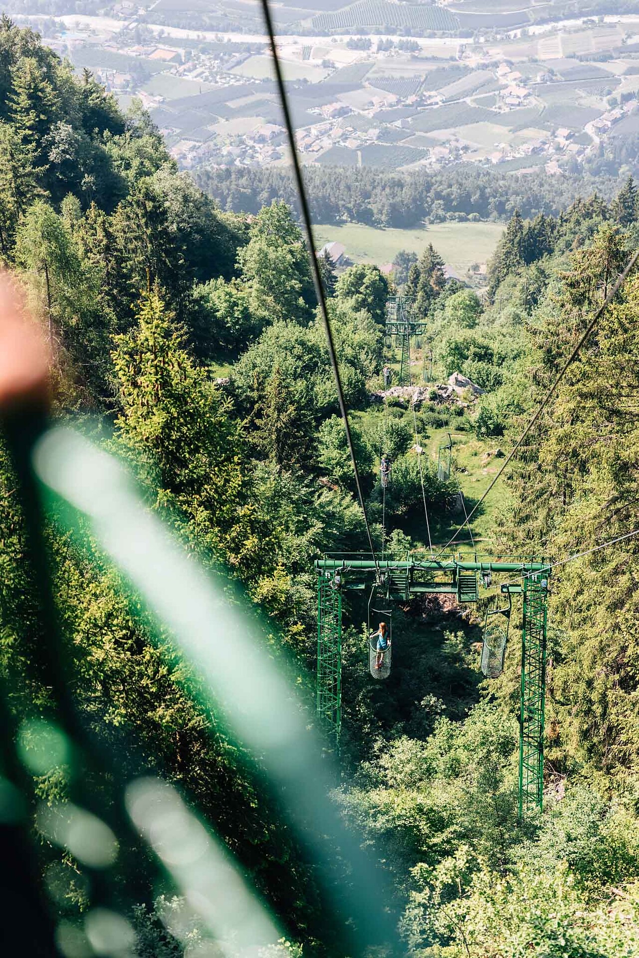 Gondola basket lift