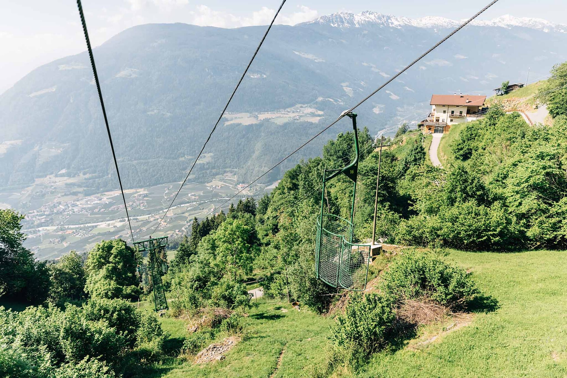 Gondola basket lift