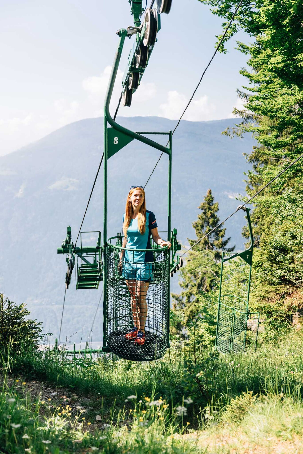 Gondola basket lift