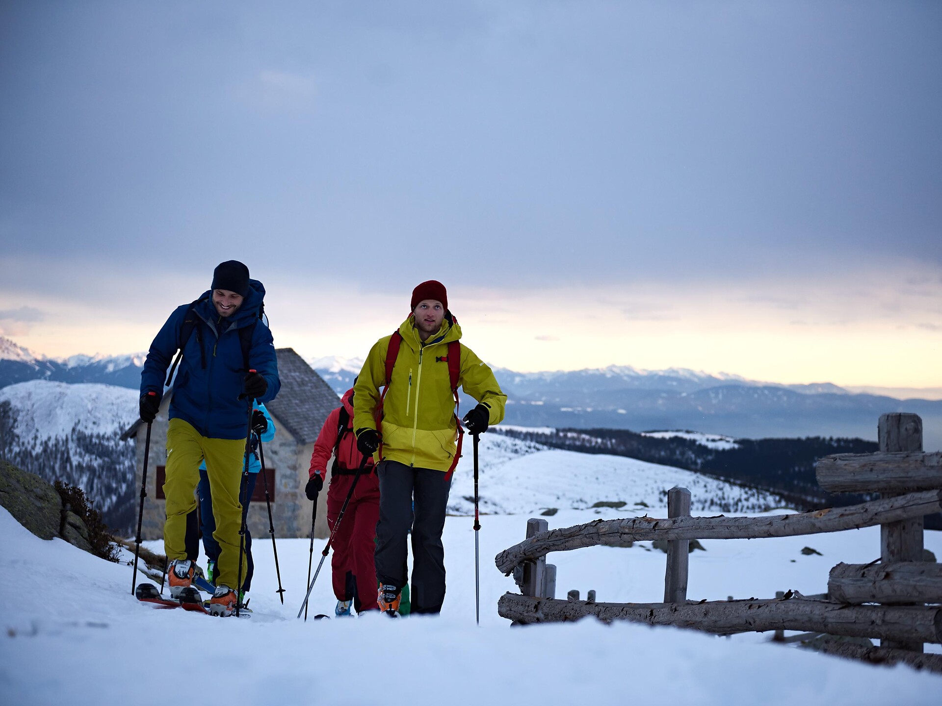 Percorso di scialpinismo a Merano 2000 con magico panorama