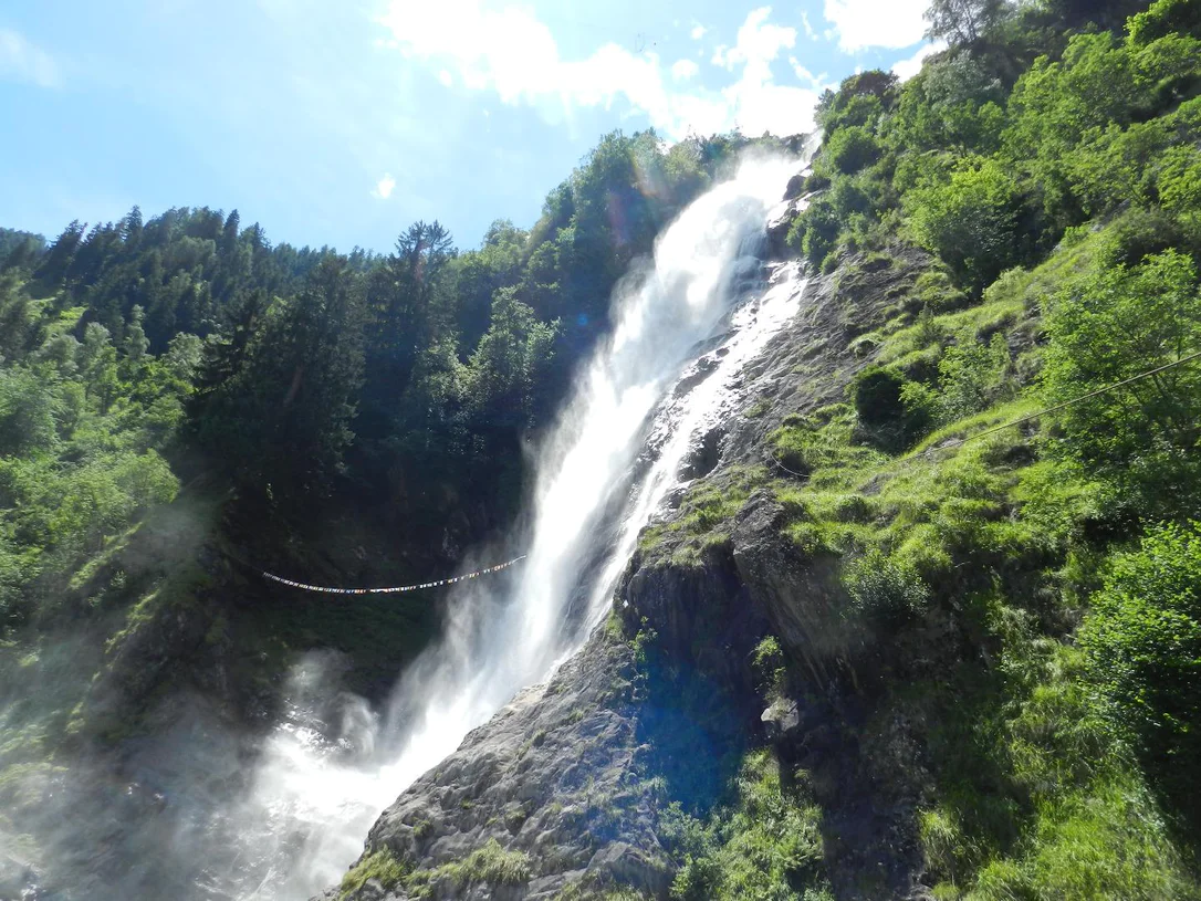 La cascata di Parcines dalla stazione a monte della funivia Texelbahn - lungo la via dei masi