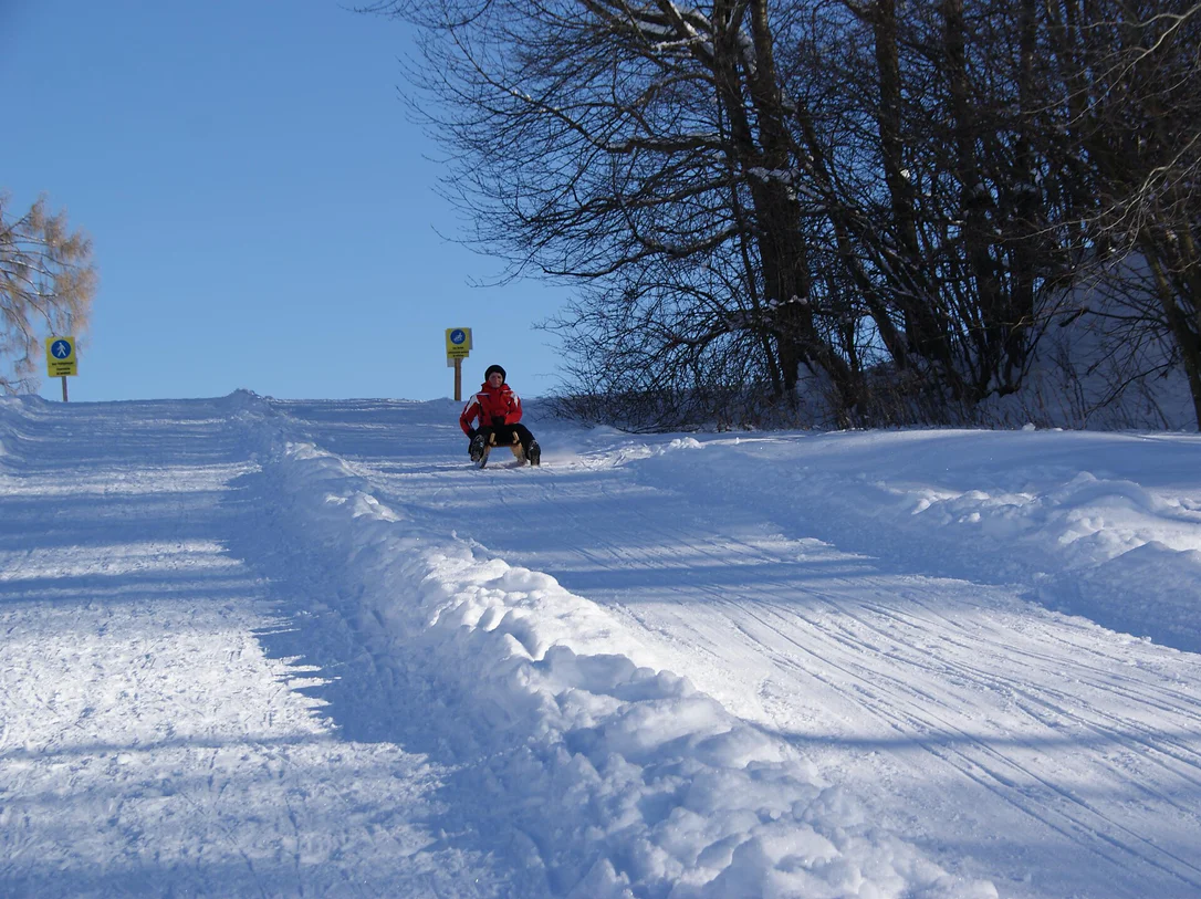 Divertimento in slitta a Terento: La pista da slittino nel centro del paese slittini Terento centro