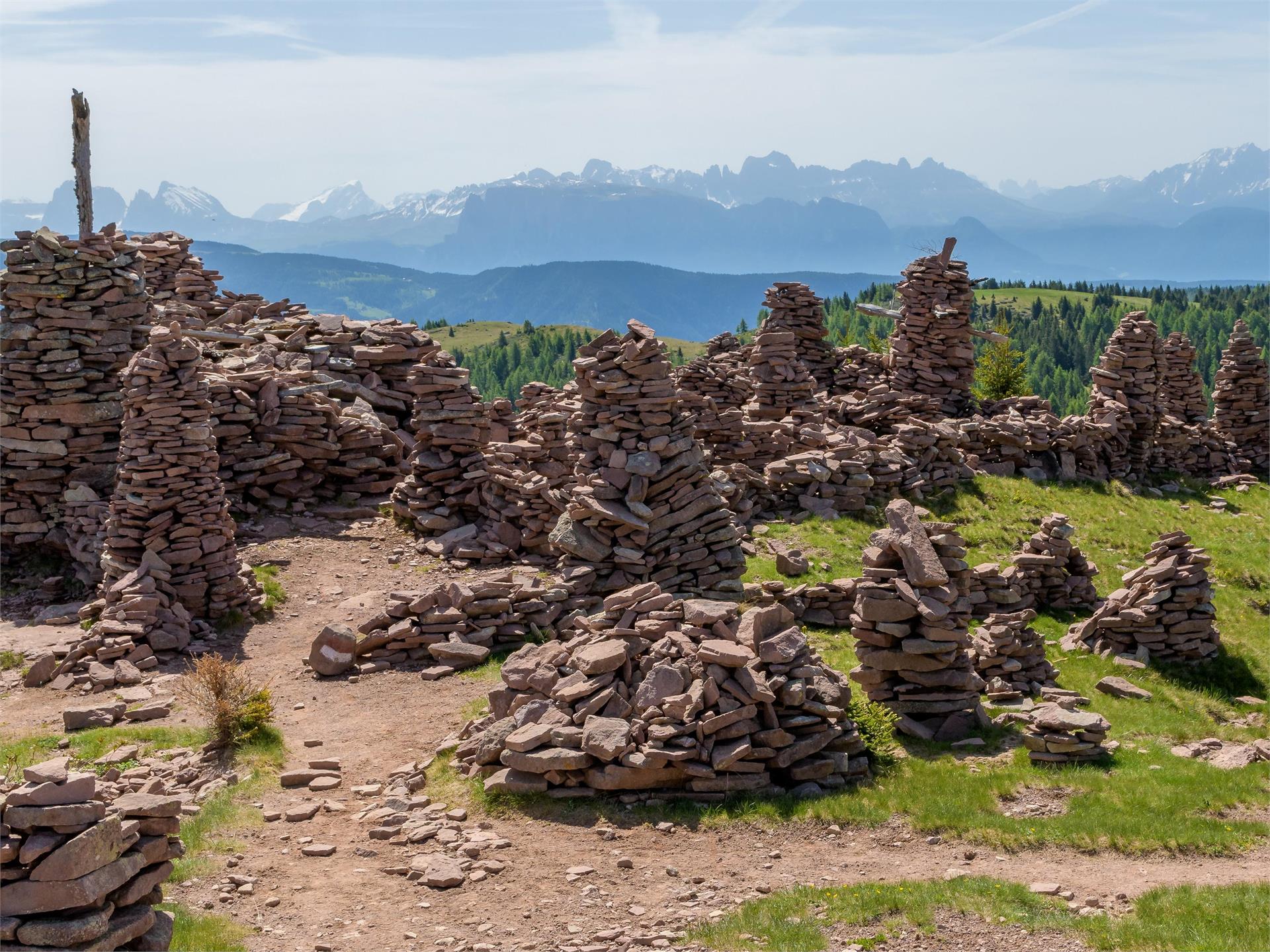 Round trail: Campitello - Men of Stone Mölten/Meltina 3 suedtirol.info