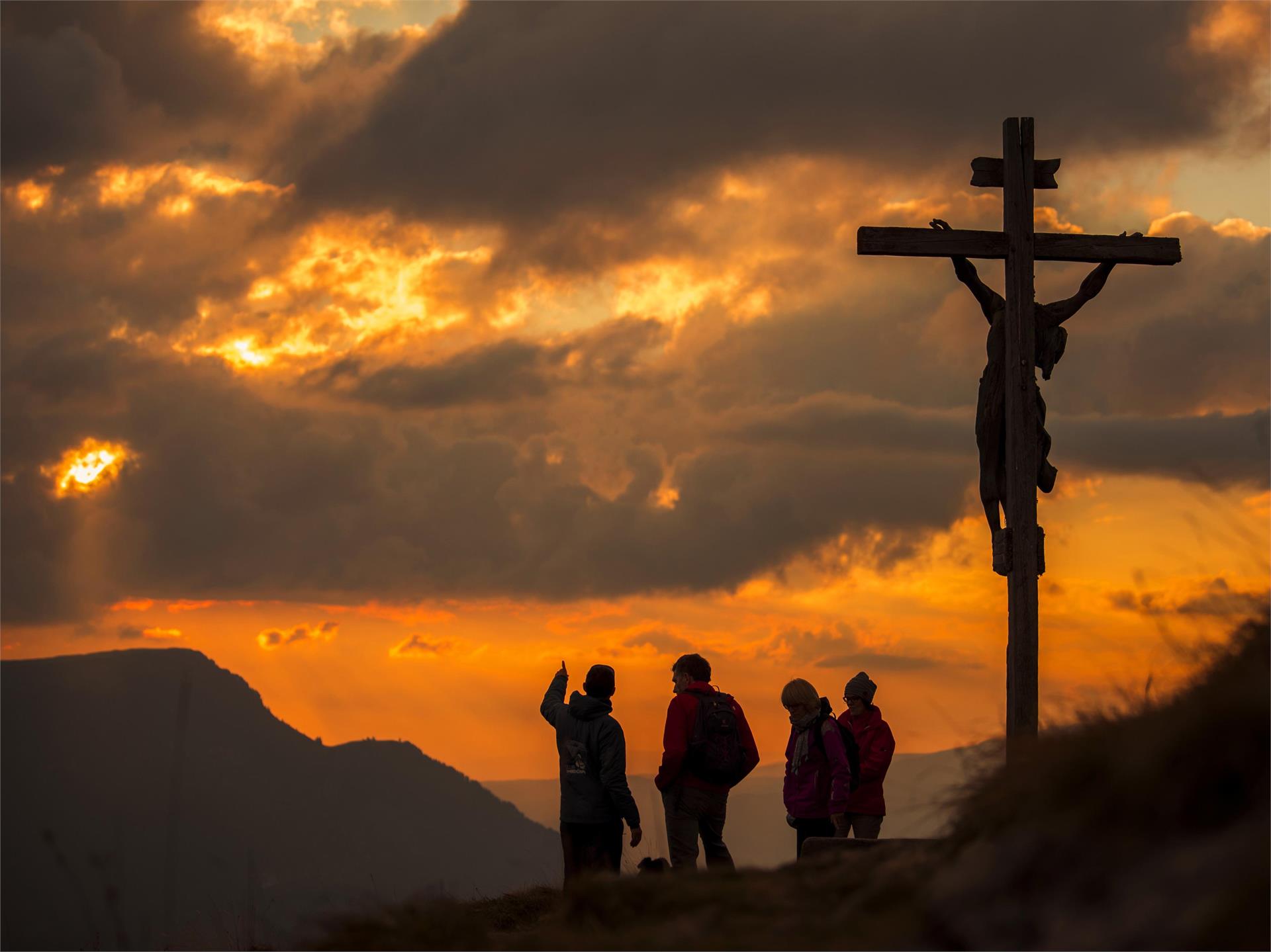 Sonnenuntergangswanderung „Burning Dolomites“ von der Aussichtsterrasse „Sëurasas“ St.Ulrich 1 suedtirol.info