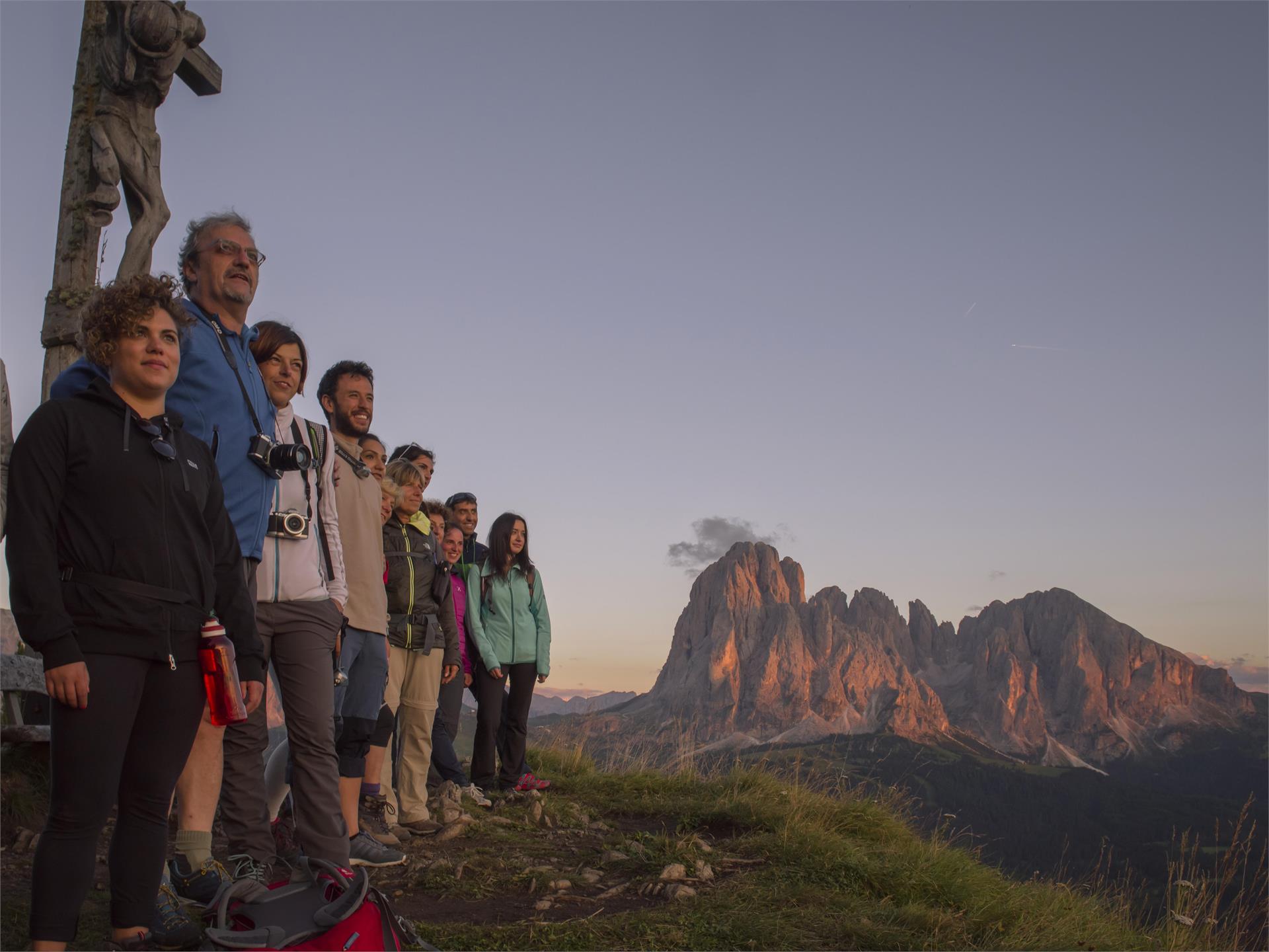 Sonnenuntergangswanderung „Burning Dolomites“ von der Aussichtsterrasse „Sëurasas“ St.Ulrich 3 suedtirol.info