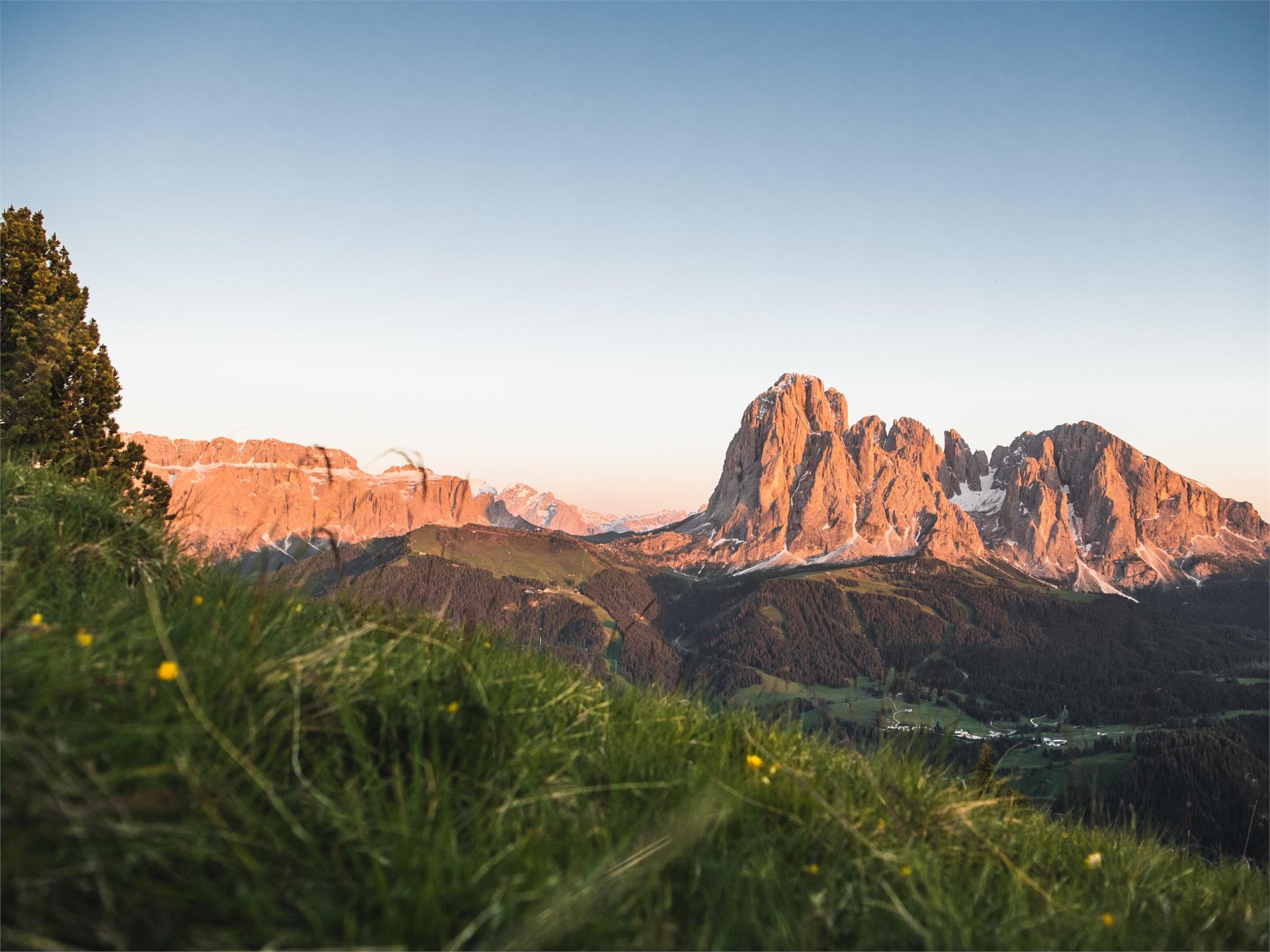 Sonnenuntergangswanderung „Burning Dolomites“ von der Aussichtsterrasse „Sëurasas“ St.Ulrich 4 suedtirol.info