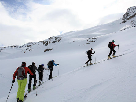 Ski moutaineering to the place of discovery of Ötzi Schnals/Senales 3 suedtirol.info