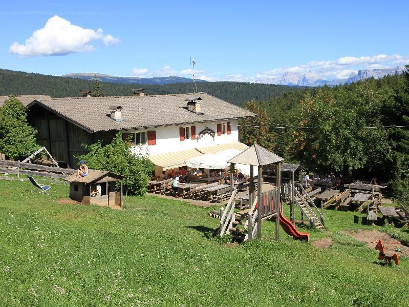 Parcheggio Schermoos - Ristorante Lanzenschuster Meltina 1 suedtirol.info
