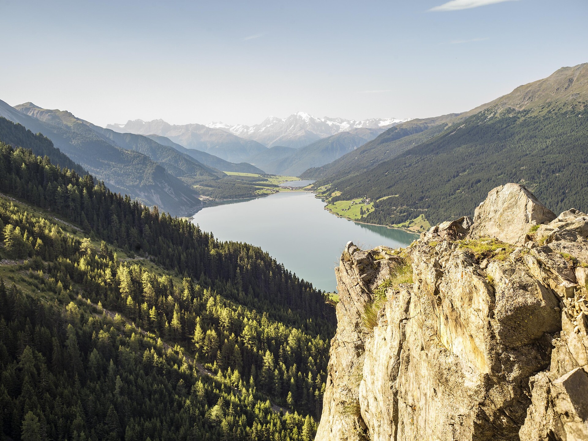 Ausblick auf den Reschensee von einem Felsen