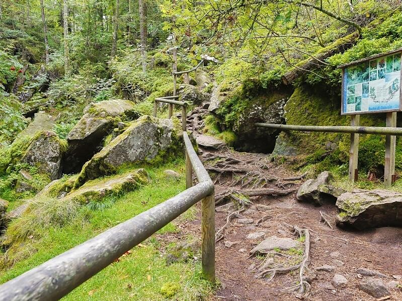 Chiesa del Calvario e buche di ghiaccio Appiano sulla Strada del Vino 4 suedtirol.info