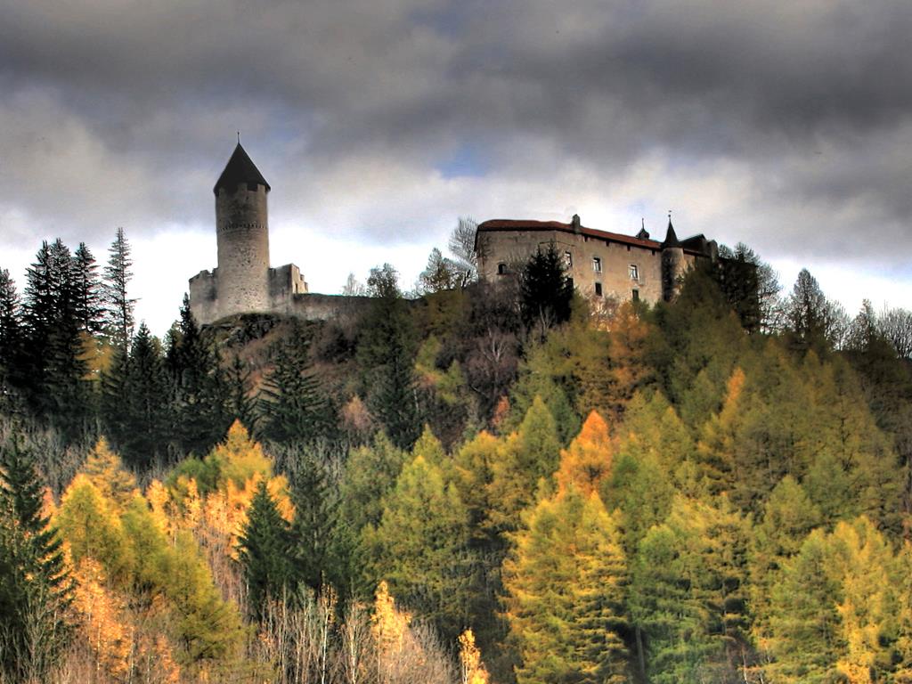 Von Wiesen zur Burg Sprechenstein Pfitsch 1 suedtirol.info