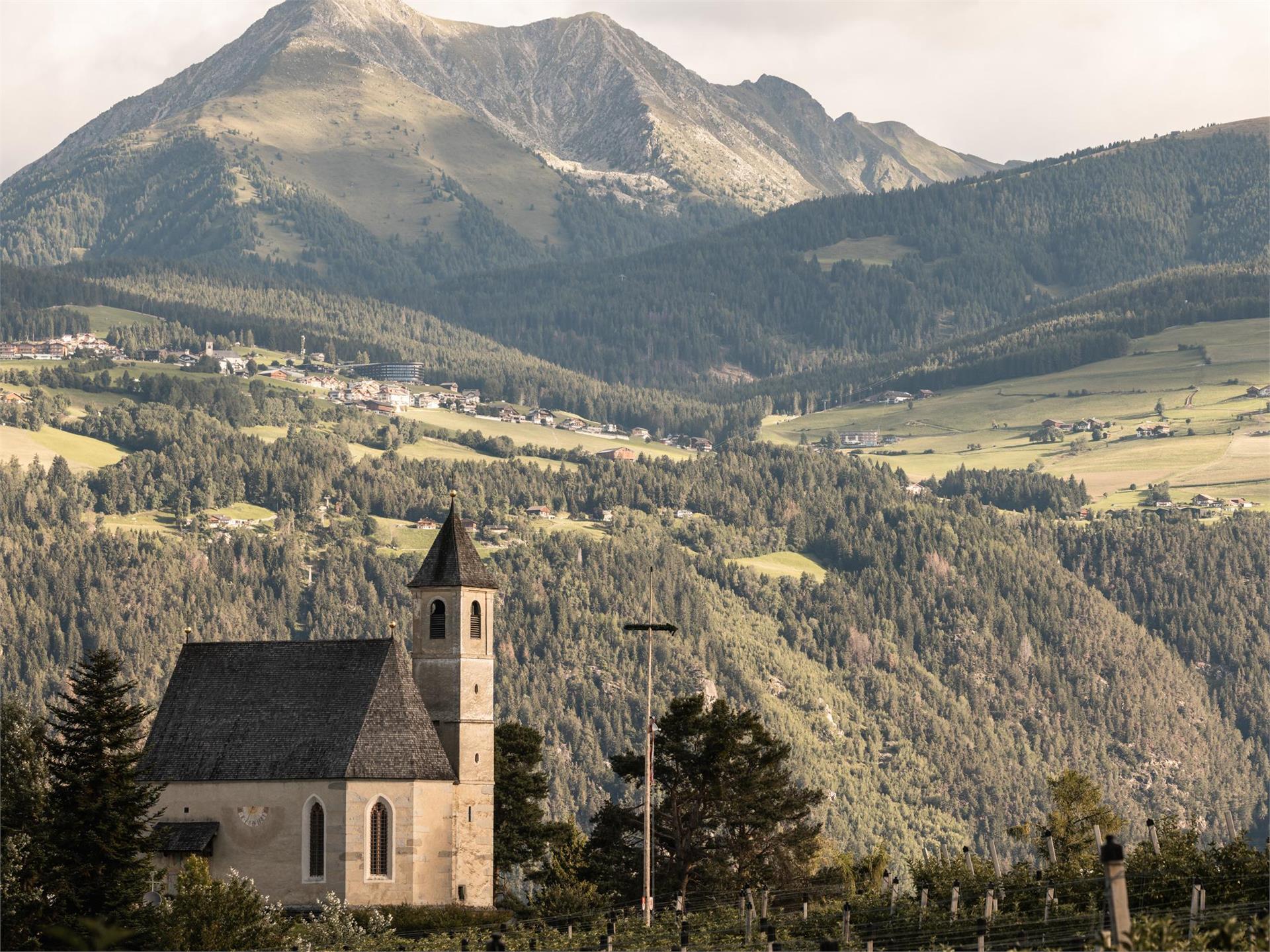 Von Kirche zu Kirche auf der Hochfläche von Natz Natz-Schabs 2 suedtirol.info