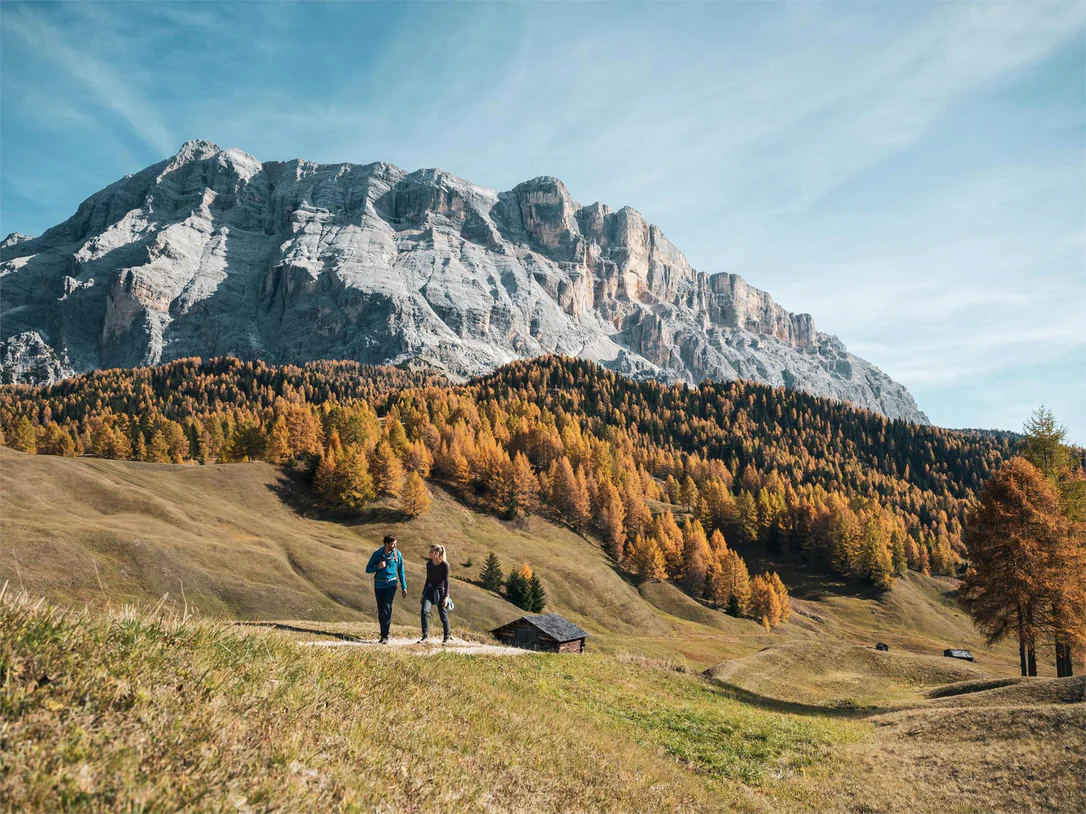 Da Badia attraverso i prati dell'Armentara